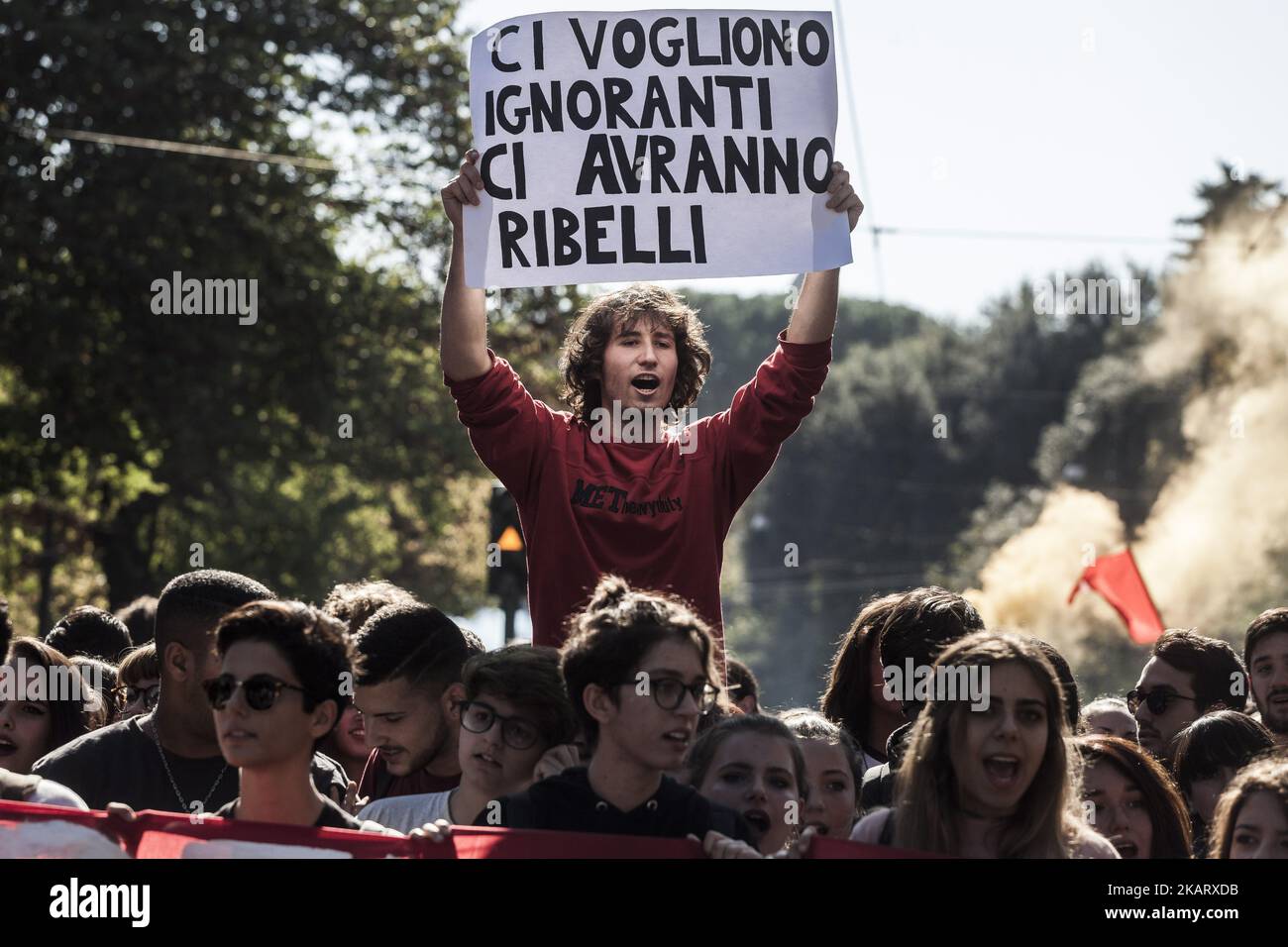 Tausende von Studenten veranstalteten am 13. Oktober 2017 in Rom, Italien, eine Demonstration im Rahmen einer landesweiten Mobilisierung, um gegen die so genannte Reform der Guten Schule, den Wechsel von Schularbeit und zur Verteidigung der öffentlichen Bildung zu protestieren. (Foto von Giuseppe Ciccia/NurPhoto) Stockfoto