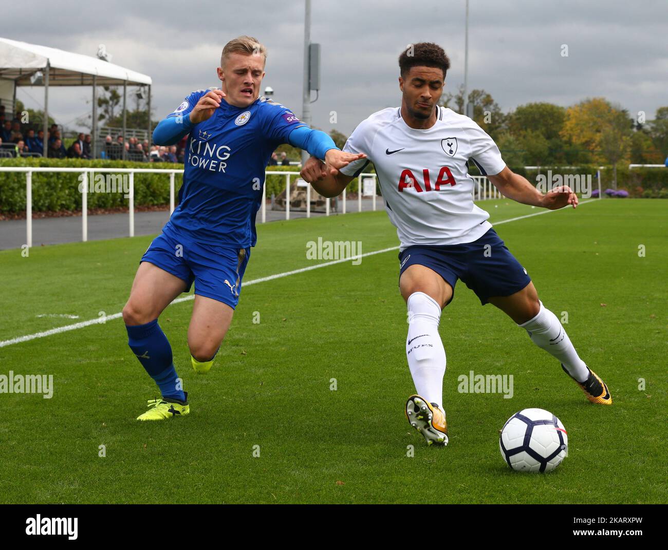 George Thomas von Leicester City hat am 13. Oktober 2017 Keanan Bennetts von Tottenham Hotspur unter 23s im Premier League 2 Div 1-Spiel zwischen Tottenham Hotspur unter 23s gegen Leicester City unter 23s im Hotspur Way London, Großbritannien, unter 23s Holds. (Foto von Kieran Galvin/NurPhoto) Stockfoto