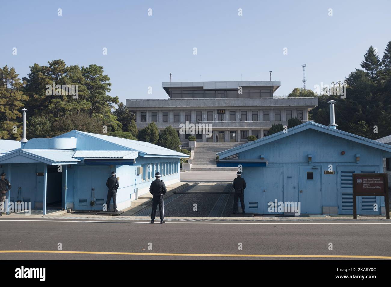 Südkoreanische Soldaten stehen am 14. Oktober 2017 in Südkorea vor einer nordkoreanischen Garde im Gemeinsamen Sicherheitsbereich im Gebiet Panmunjom der Demilitarisierten Zone (DMZ). Nordkorea erneuerte seine Drohungen, ballistische Raketen um das US-Territorium Guam zu starten. (Foto von Yichuan Cao/NurPhoto) Stockfoto