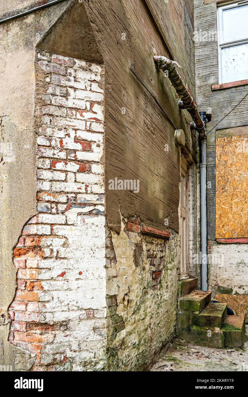 Hintereingang zum alten vernachlässigten Gebäude Stockfoto