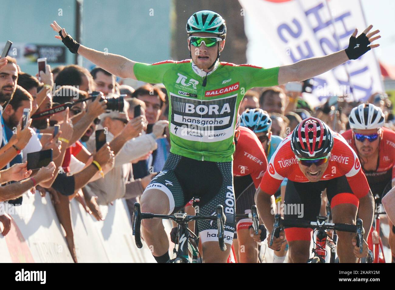 Sam Bennett aus dem Team Bora–Hansgrohe gewinnt die fünfte Etappe - die 166 km lange Etappe von Vestel Selcuk nach Izmir der Presidential Cycling Tour of Turkey 53. 2017. Am Samstag, den 14. Oktober 2017, in Izmir, Türkei. Foto von Artur Widak Stockfoto