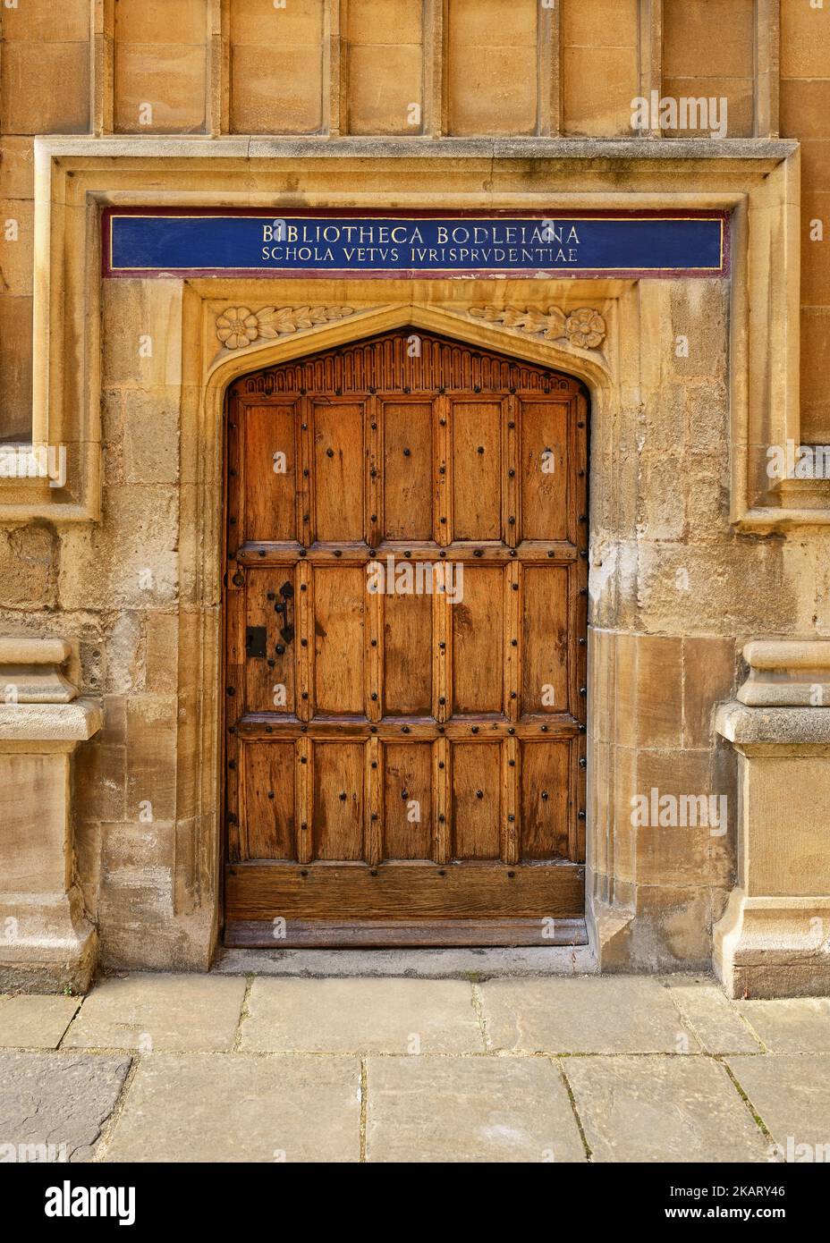 Eingang zur Schola Vetvs Ivrisprvdentiae im Viereck der Bodleian Library, Oxford University, Oxford, Vereinigtes Königreich Stockfoto