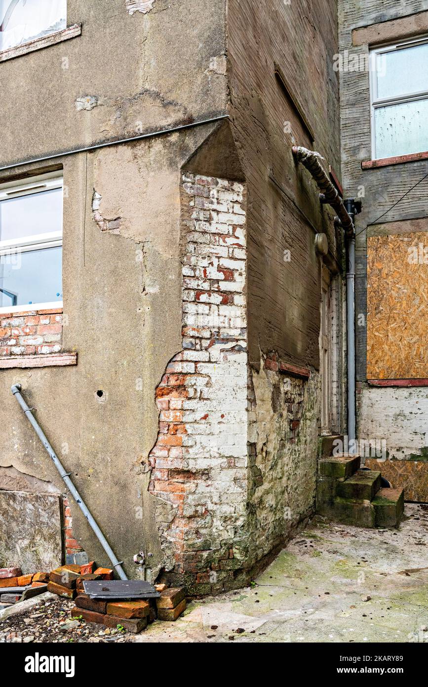Hintereingang zum alten vernachlässigten Gebäude Stockfoto