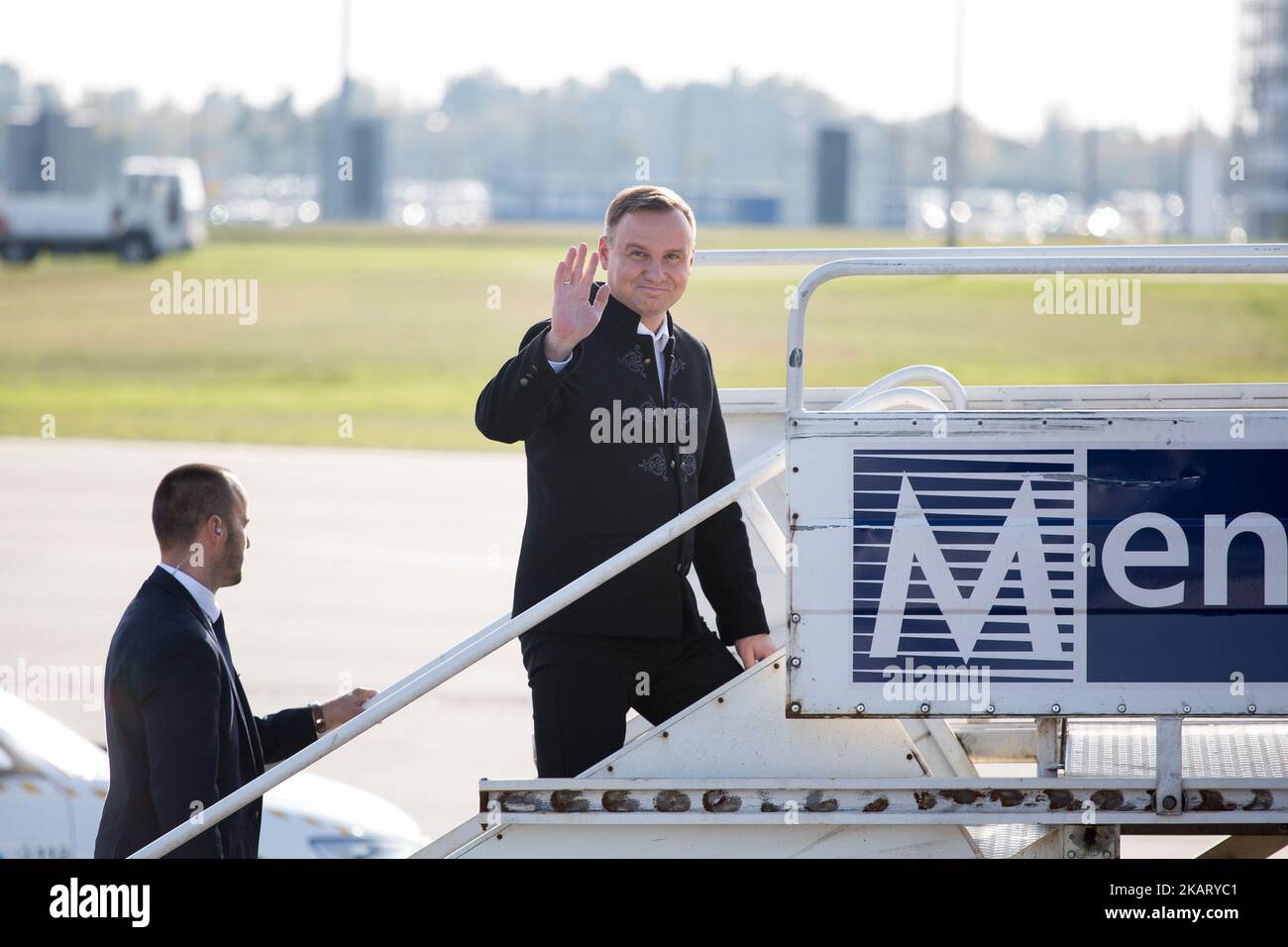 Der polnische Präsident Andrzej Duda ist nach dem Treffen der Staatsoberhäupter der Visegrad-Gruppe (V4)-Länder am 13. Oktober 2017 in Budapest, Ungarn, Vorsitzender der polnischen Regierung Embraer ERJ-175LR. (Foto von Mateusz Wlodarczyk/NurPhoto) Stockfoto