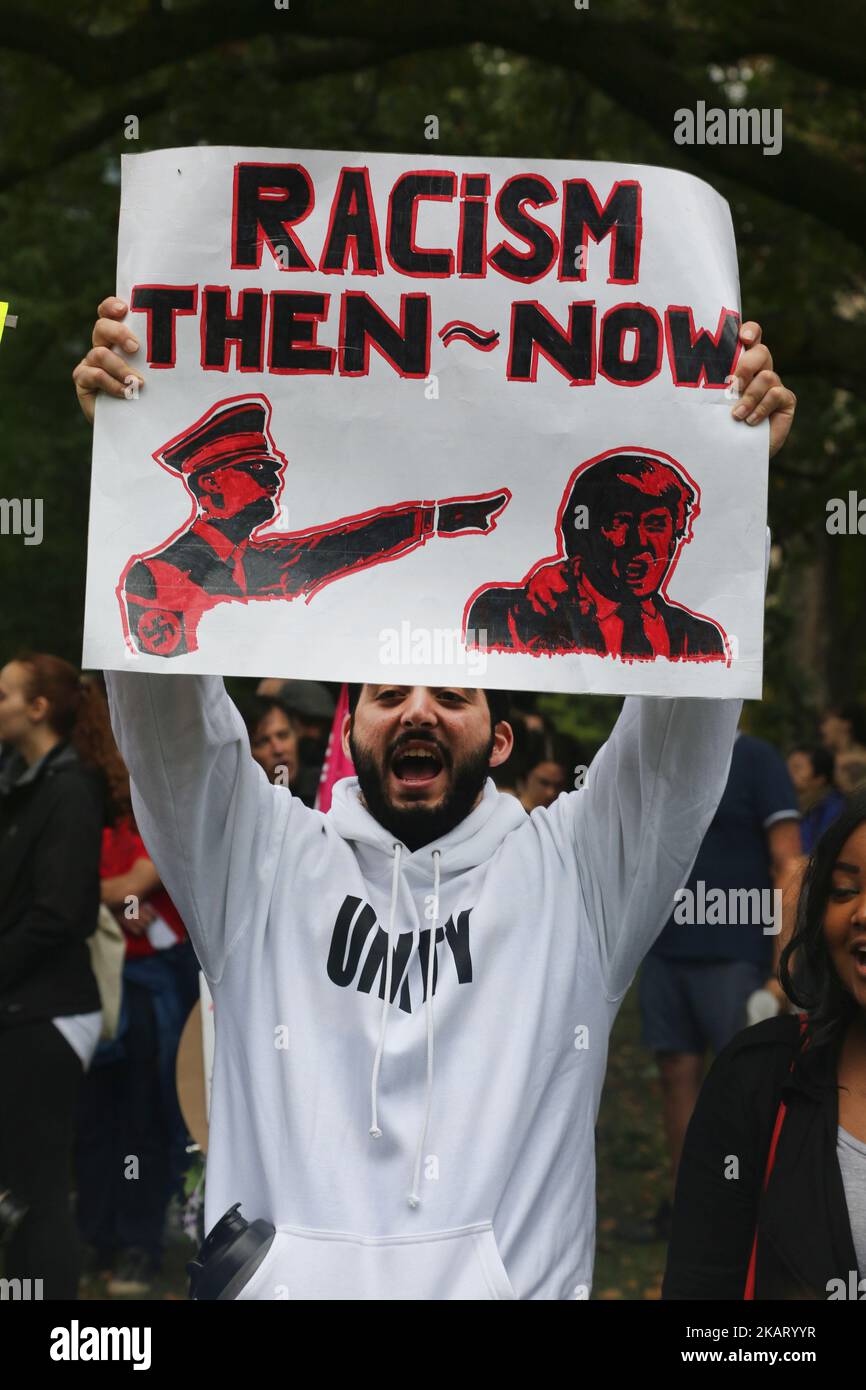 Der Protestierende hält ein Zeichen, das US-Präsident Donald Trump während einer Kundgebung gegen die Weiße Suprematie und Islamophobie im Queen's Park in Toronto, Ontario, Kanada, am 15. Oktober 2017 mit Hitler vergleicht. (Foto von Creative Touch Imaging Ltd./NurPhoto) Stockfoto