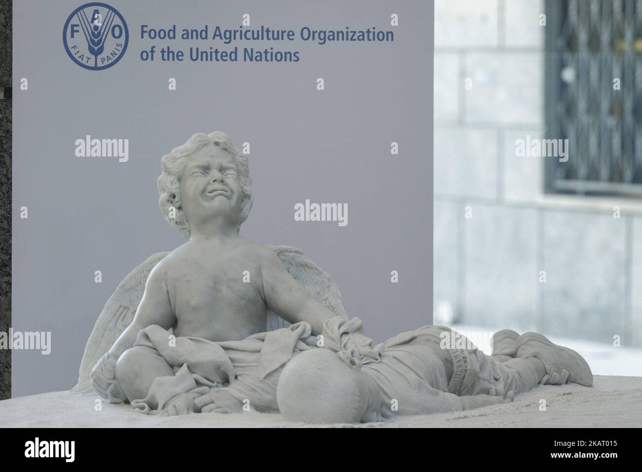 Eine Marmorstatue, die die Tragödie der Migration darstellt, die Papst Franziskus während seines Besuchs beim Hauptsitz der Ernährungs- und Landwirtschaftsorganisation der Vereinten Nationen (FAO) in Rom, Italien, am 16. Oktober 2017 gestiftet hat. Die Statue erinnert an Aylan Kurdi, den 3-jährigen Flüchtlingsjungen, der am 2015. September bei der Überquerung des Mittelmeers ertrunken war. (Foto: Giuseppe Ciccia/NurPhoto) Stockfoto