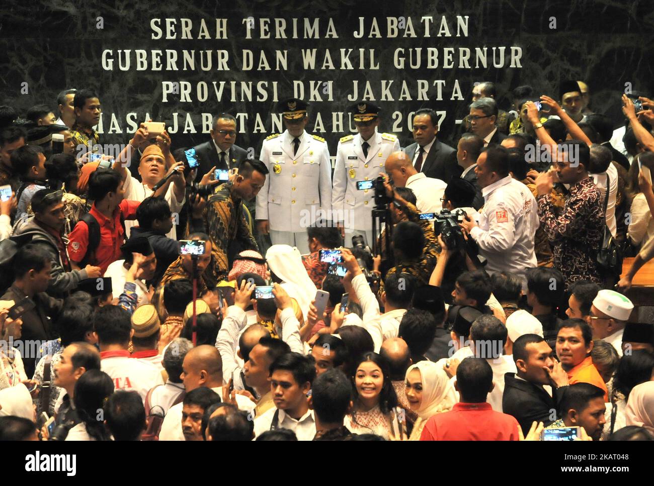 Die neue Gouverneurin von DKI Jakarta Anies Baswedan (links) und die stellvertretende Gouverneurin von DKI Jakarta Sandiaga Uno (rechts) freuen sich, am 16,2017. Oktober in Jakarta City Hall Office, Indonesien, eingeweiht zu werden. Präsident Joko Widodo weihte Anies Baswedan und Sandiaga Uno offiziell als Gouverneur und Vizegouverneur der DKI Jakarta ein, nachdem er vor einigen Monaten die Gouverneurswahlen 2017 gewonnen hatte und den christlichen Gouverneur Basuki Tjahaja Purnama 'Ahok' und den Vizepräsidenten Djarot Saiful Hidayat besiegt hatte. (Foto von Dasril Roszandi/NurPhoto) Stockfoto