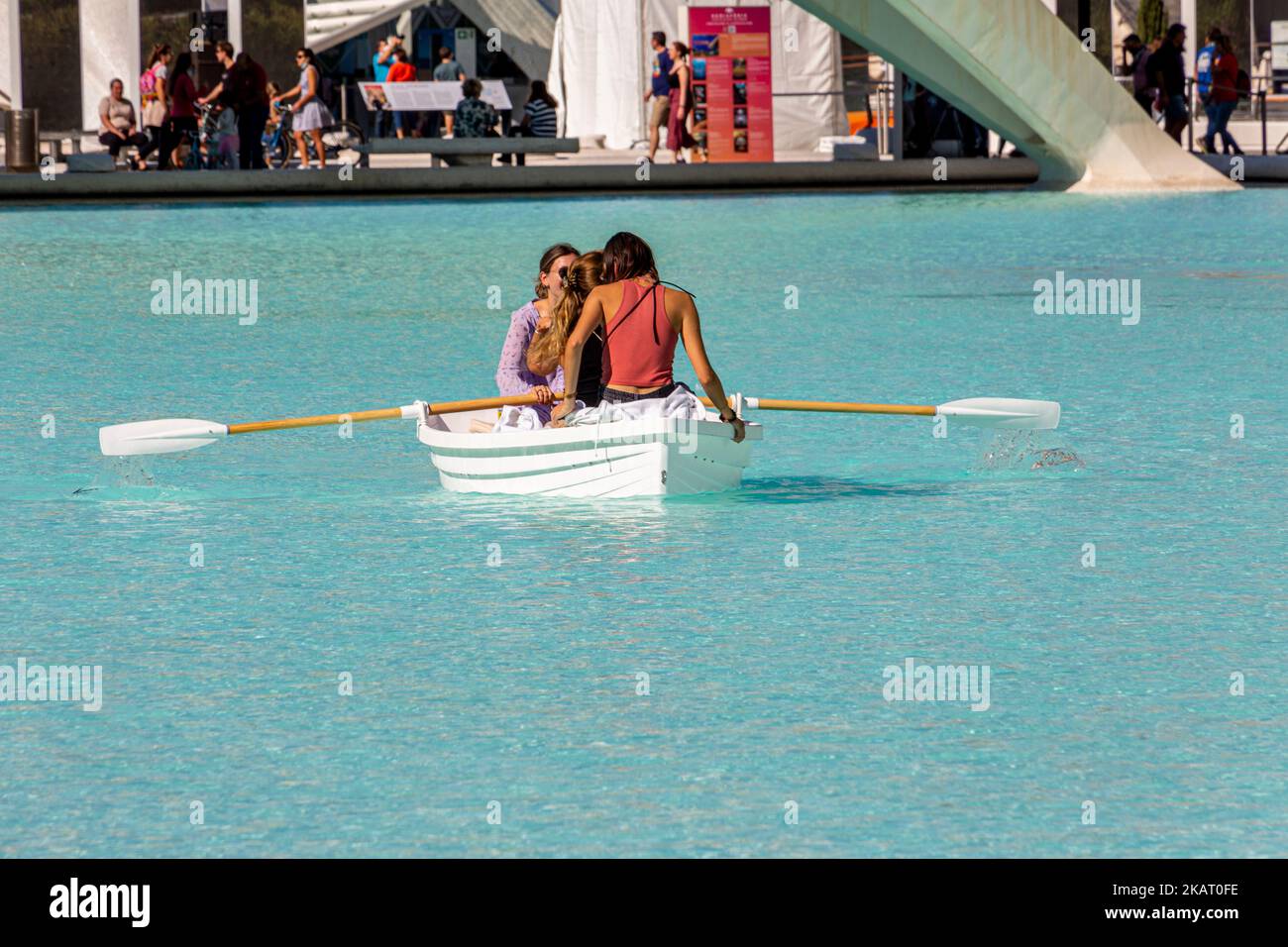Besucher in gemieteten Ruderbooten im Museum der Wissenschaften (Museo de las Ciencias Príncipe Felipe), Stadt der Künste und Wissenschaften (Ciudad de las Artes y las Ci Stockfoto