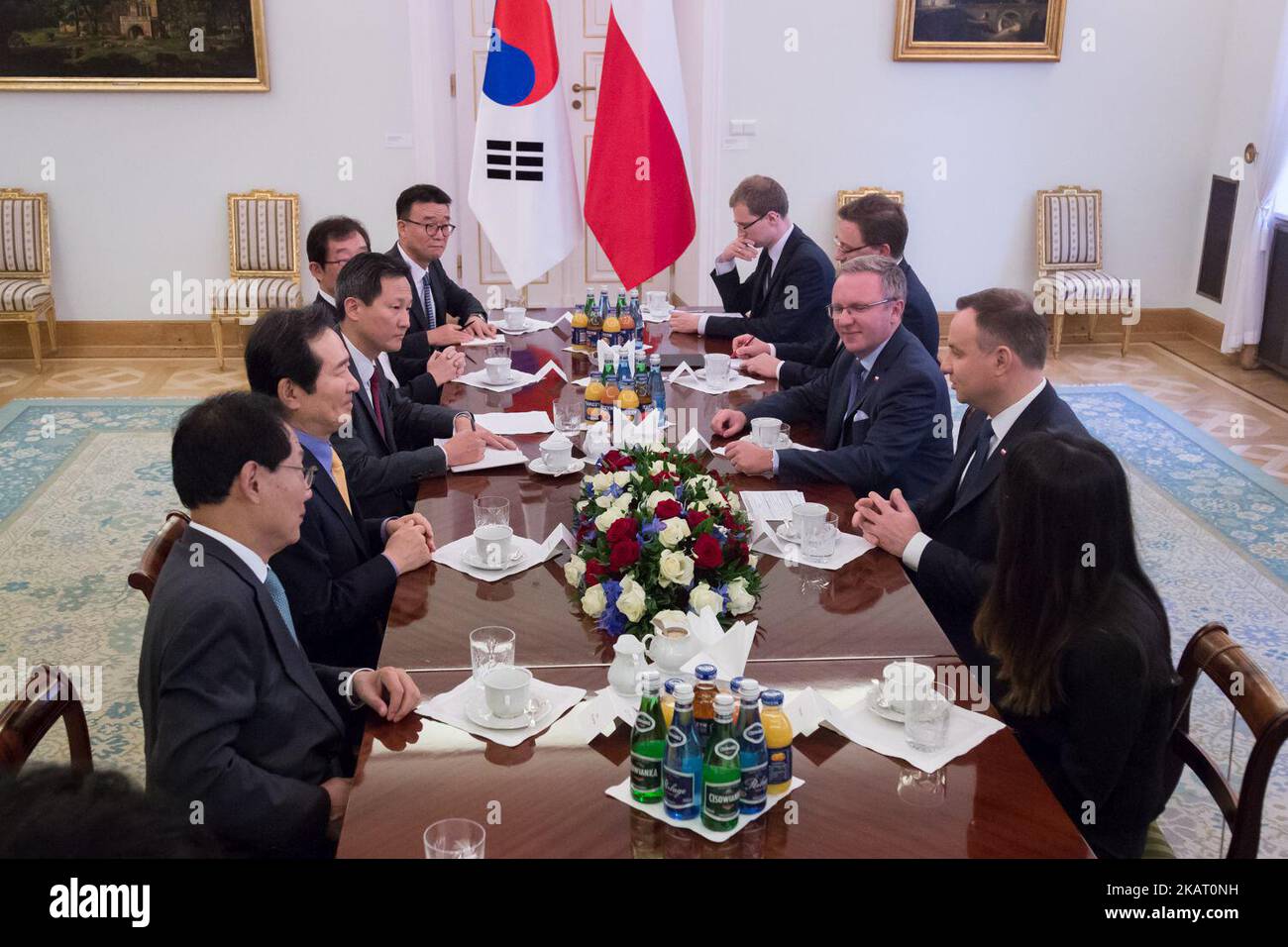 Der Sprecher der Nationalversammlung von Südkorea, Chung Sye-kyun, trifft sich am 18. Oktober 2017 mit dem polnischen Präsidenten Andrzej Duda im Belweder-Palast in Warschau, Polen. (Foto von Mateusz Wlodarczyk/NurPhoto) Stockfoto