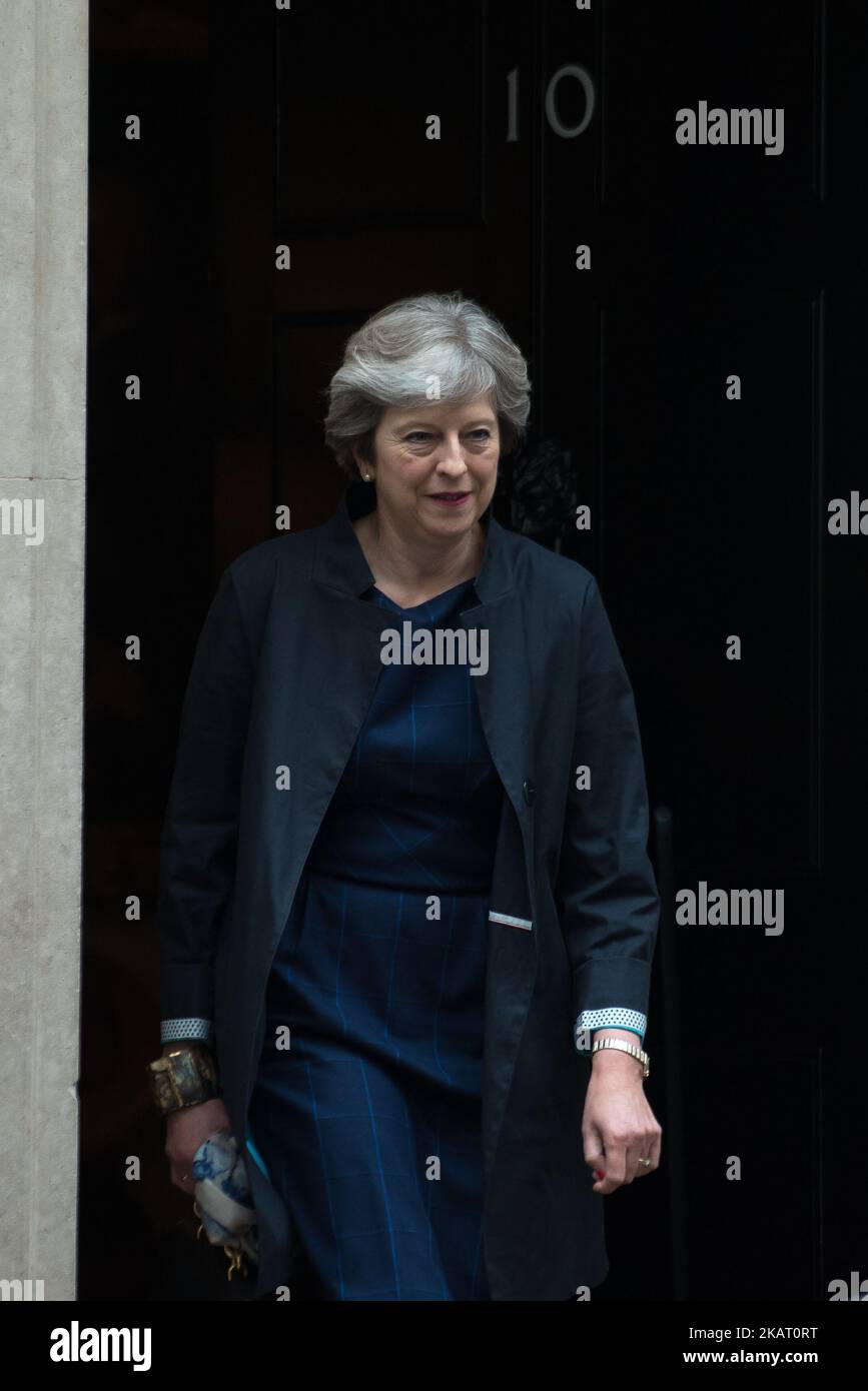 Die britische Premierministerin Theresa May verlässt am 19. Oktober 2017 die Downing Street Nr. 10 in London. Die Premierministerin ist auf dem Weg nach Brüssel, um sich mit anderen europäischen Staats- und Regierungschefs zu weiteren brexit-Verhandlungen zu treffen. (Foto von Alberto Pezzali/NurPhoto) Stockfoto