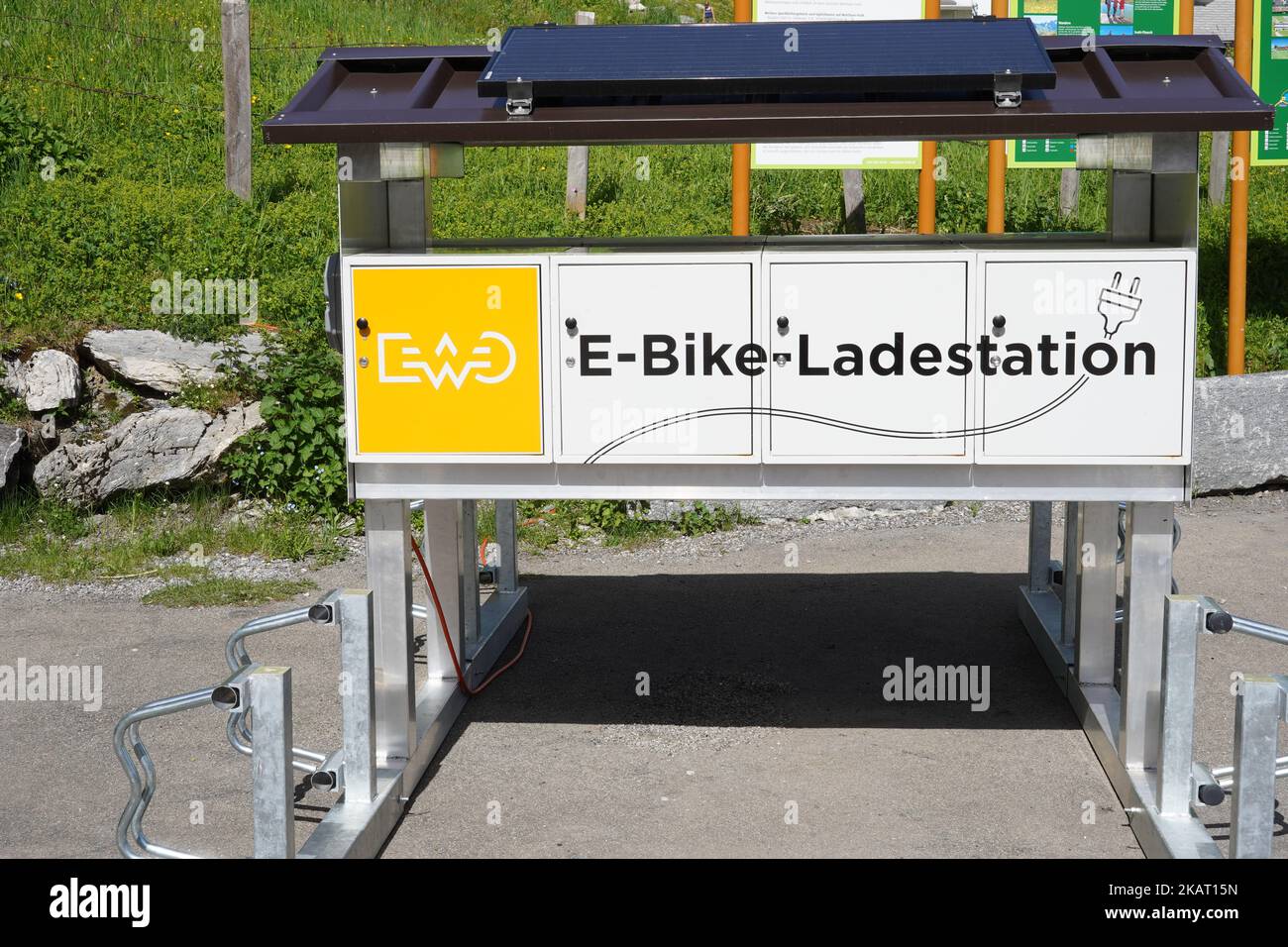 E-Bike-Ladestationen, in deutscher E-Bike-ladestation, auf dem Gipfel des Berges in der Nähe der Offroad-Fahrradlinie. Stockfoto