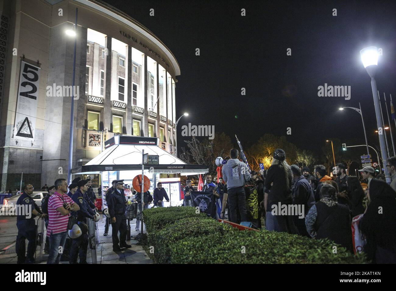 Ultra-religiöse christliche Fanatiker protestieren am 20. Oktober 2017 gegen Pessoas Theaterstück „die Stunde des Teufels“ in Thessaloniki, Griechenland. Es war der dritte Tag in Folge, an dem die ultra-orthodoxen Gruppenproteste vor dem Aristoteleion-Theater gegen die Aufführung des Stücks „die Stunde des Teufels“ des portugiesischen Autors Fernando Pessoa protestierten. Zuvor gab es einige Kämpfe während des Protestes und die Polizeipräsenz war stark. Sie skandierten religiöse und nationale Hymnen. Unter ihnen war „Vater“ Kleomenis, ein selbsternannter „Vater“, der das Stück „Blasphemie“ nannte. Kleomenis gewann Werbung ein paar Monate Stockfoto