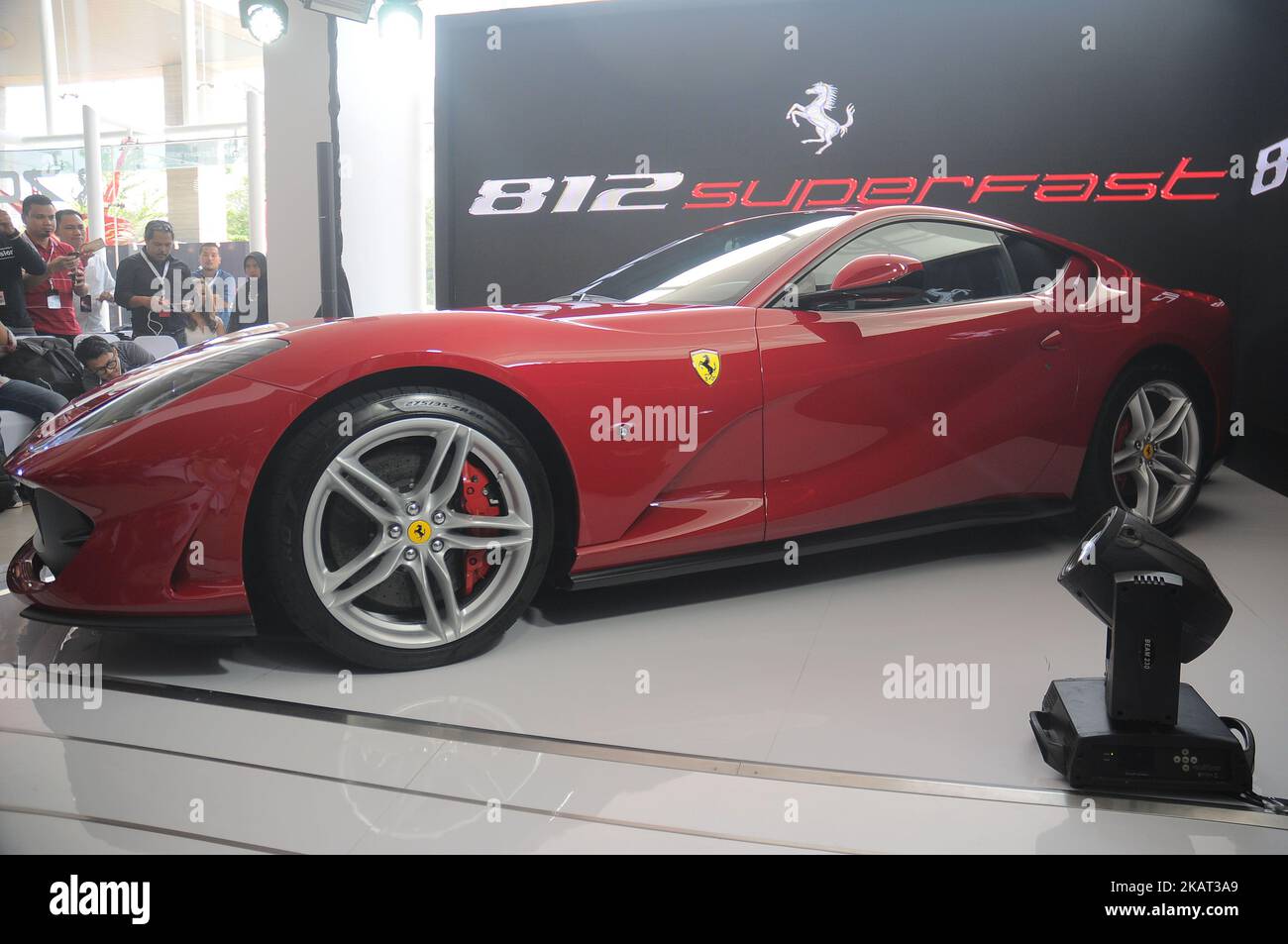 Ferrari Jakarta stellt am 24. Oktober 2017 offiziell in Indonesien den stärksten und schnellsten Ferrari vor, den 812 Superfast. Ferrari am stärksten und schnellsten mit dem neuesten 6,5liter V12, der 800 ps liefern kann, 812 Superfast ist eine neue Referenz im Frontmotor-Sportwagen-Segment der Wagen erreicht eine maximale Leistung bei 8.500 U/min und ist in der Lage, aus 0-100 km in nur 2,9 Sekunden und Zeit 7,9 Sekunden für eine Strecke von 0-200 km / h. zu beschleunigen (Foto von Dasril Roszandi/NurPhoto) Stockfoto