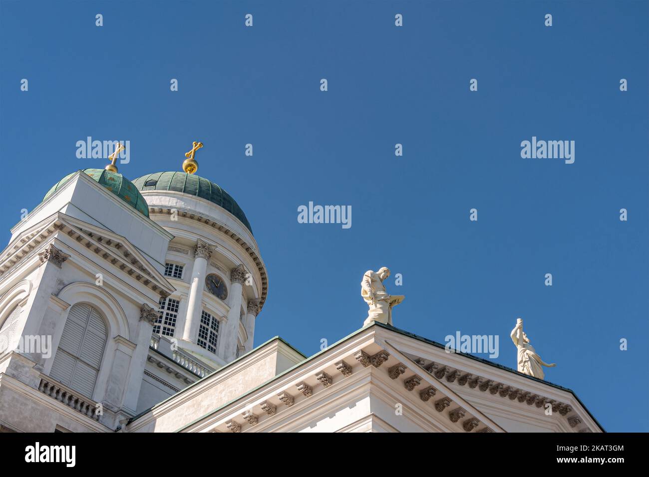 Helsinki, Finnland - 19. Juli 2022: EINE Ecke der Kathedrale aus weißem Stein vor blauem Himmel mit 2 grünen Kuppeln mit goldenen Zinnen und 2 Apostel-Str. Stockfoto