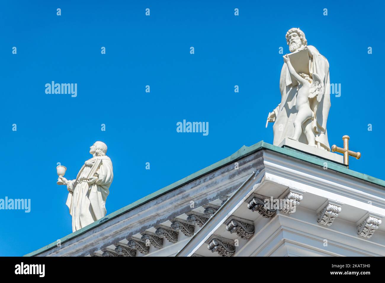 Helsinki, Finnland - 19. Juli 2022: Matthäus, der Evangelist, trägt Schreibinstrumente auf der SE-Ecke des Giebels mit Johannes dem Apostel auf seiner linken Seite agai Stockfoto