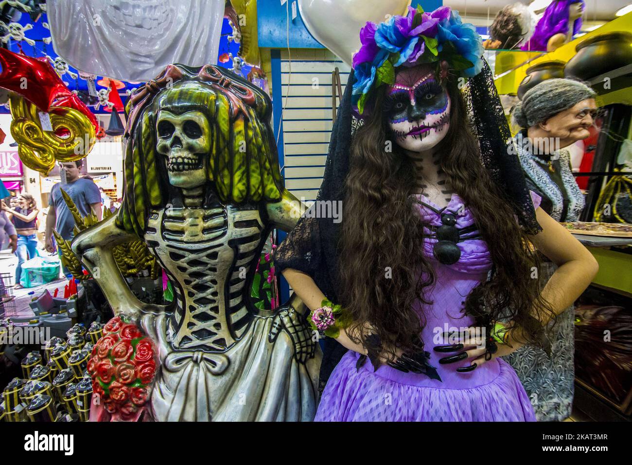 Mädchen mit Fantasie und catrina Make-up erschüttert Transeuenten und Konsumenten am 24. Oktober 2017 in Sao Paulo, Brasilien. La Catrina de los toletes, in der mexikanischen Populärkultur, ist die Darstellung des Skeletts einer Dame der High Society. Sie ist eine der beliebtesten Figuren der Day of the Dead Party in Mexiko. (Foto von Cris FAGA/NurPhoto) Stockfoto