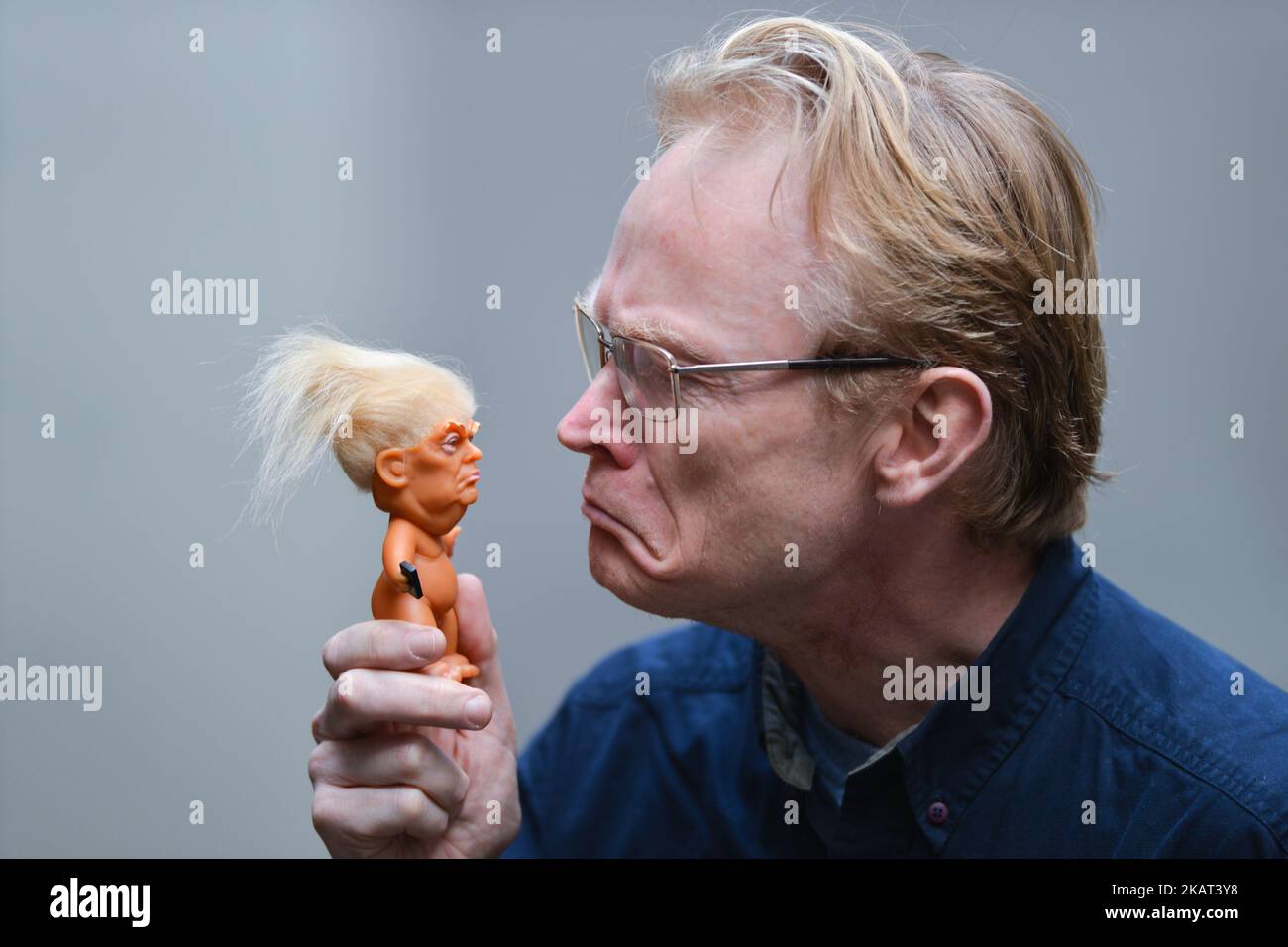 Der Besitzer der Galerie Frank O'Dea mit einer Vinylpuppe mit Präsident Donald Trump, die von Chuck Williams, einem ehemaligen Bildhauer für Disney, angefertigt wurde. Donald Trump Troll Puppen können in der Balla Ban Art Gallery im Stadtzentrum von Dublin gesehen und gekauft werden. Am Mittwoch, den 25. Oktober 2017, in Dublin, Irland. Foto von Artur Widak Stockfoto