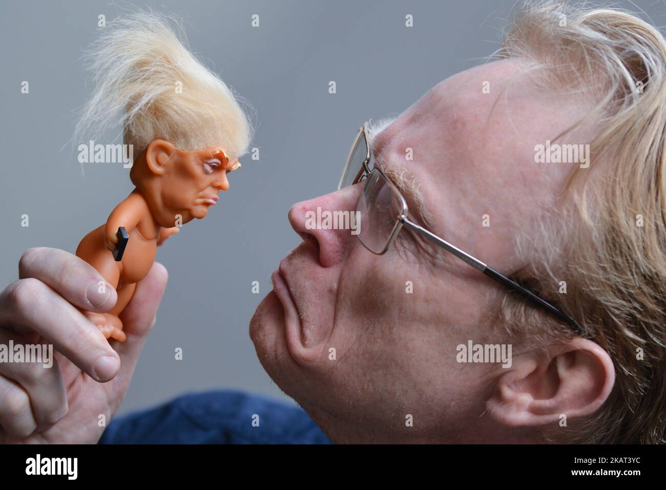 Der Besitzer der Galerie Frank O'Dea mit einer Vinylpuppe mit Präsident Donald Trump, die von Chuck Williams, einem ehemaligen Bildhauer für Disney, angefertigt wurde. Donald Trump Troll Puppen können in der Balla Ban Art Gallery im Stadtzentrum von Dublin gesehen und gekauft werden. Am Mittwoch, den 25. Oktober 2017, in Dublin, Irland. Foto von Artur Widak Stockfoto