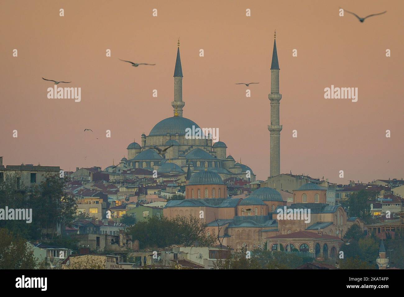 Ein allgemeiner Blick auf die Fatih Moschee und die Umgebung bei Sonnenaufgang. Am Dienstag, den 17. Oktober 2017, in Istanbul, Türkei. (Foto von Artur Widak/NurPhoto) Stockfoto