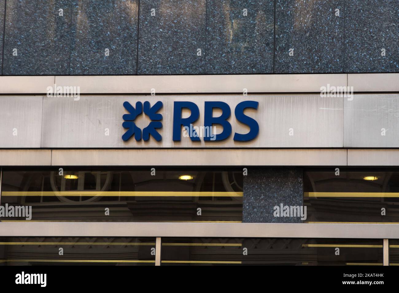 Eine Zweigstelle der Royal Bank of Scotland (RBS) ist am 27. Oktober 2017 in der City of London zu sehen. Die Royal Bank of Scotland hat drei Quartale in Folge Gewinne gemeldet, sagt aber, dass sie auf gutem Weg ist, ihren Verlust im Gesamtjahr 10. in Folge als Folge einer US-Strafe wegen toxischer Fehlverkäufe von Anleihen zu melden, die auf die Zeit vor der Bankenkrise zurückgeht. (Foto von Alberto Pezzali/NurPhoto) Stockfoto