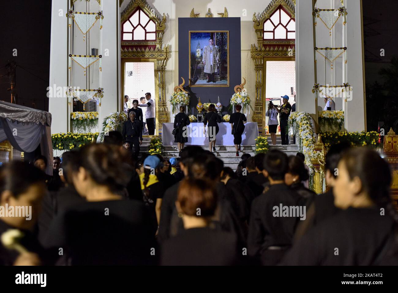 Hunderte von Menschen nehmen am 26. Oktober 2017 an der Beerdigung des verstorbenen thailändischen Königs Bhumibol Adulyadej in Kuala Lumpur, Malaysia, Teil. Hunderte von Menschen, schwarz gekleidet, haben sich im thailändischen Tempel Wat Chetawan in Kuala Lumpur, Malaysia, versammelt. (Foto von Chris Jung/NurPhoto) Stockfoto