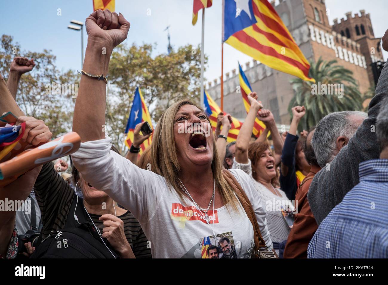 Am 27. Oktober 2017 feiern die Menschen auf dem Sant Jaume Platz in Barcelona die Proklamation einer katalanischen republik. Das katalanische parlament stimmte dafür, die Unabhängigkeit von Spanien zu erklären und eine republik auszurufen, so wie Madrid bereit ist, der Region direkte Herrschaft aufzuerlegen, um sie in ihren Bahnen zu halten. Ein Antrag zur Erklärung der Unabhängigkeit wurde mit 70 Ja-Stimmen, 10 Nein-Stimmen und zwei Enthaltungen angenommen, wobei katalanische Oppositionelle vor der Abstimmung aus Protest gegen eine Erklärung, die wahrscheinlich nicht offiziell anerkannt wird, aus der Kammer mit 135 Sitzen gingen. (Foto von Marco Panzetti/NurPhoto) Stockfoto