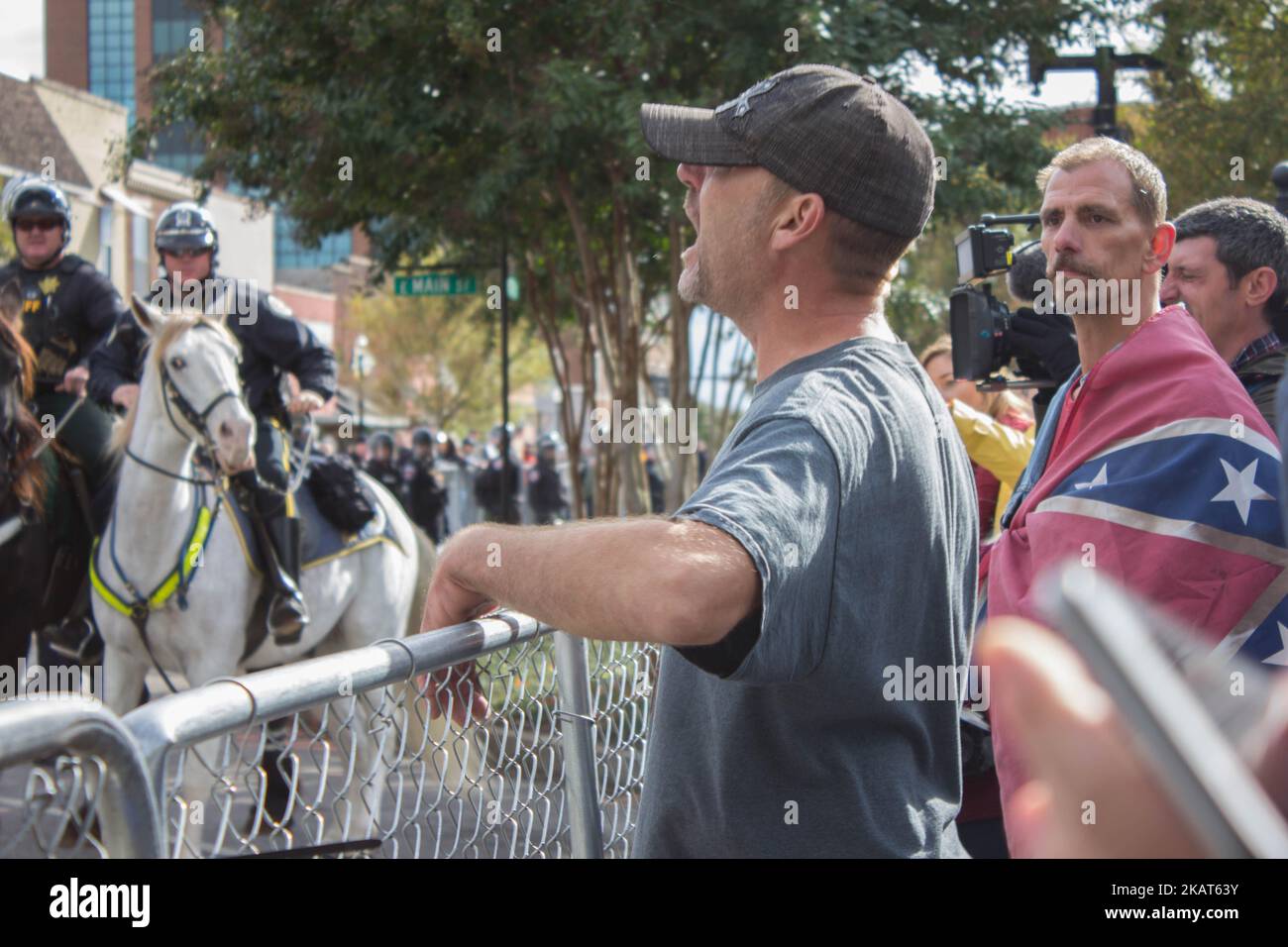 Ein weißer Nationalist schreit während einer Kundgebung von White Lives Matter am 28. Oktober 2017 in Murfreesboro, Tennessee, USA, gegen Gegendemonstler. (Foto von Emily Molli/NurPhoto) Stockfoto