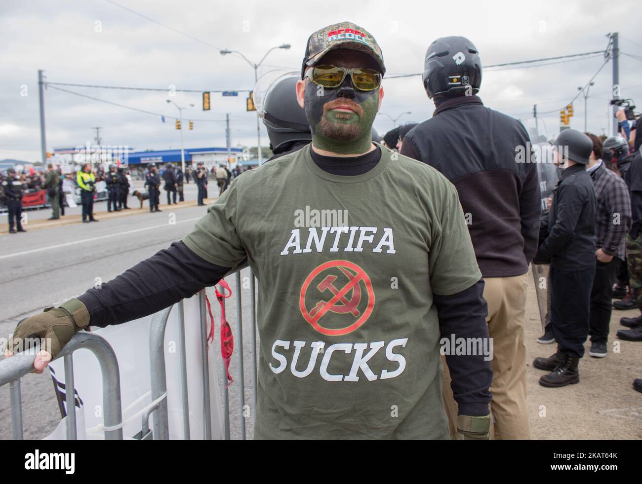 (171027) -- Shelbyville, 27. Oktober 2017 -- Ein weißer Nationalist trägt ein T-Shirt mit der Aufschrift „Antifa saugt“ während einer Kundgebung von White Lives Matter am 27. Oktober 2017 in Shelbyville, Tennessee, USA. (Foto von Emily Molli/NurPhoto) Stockfoto