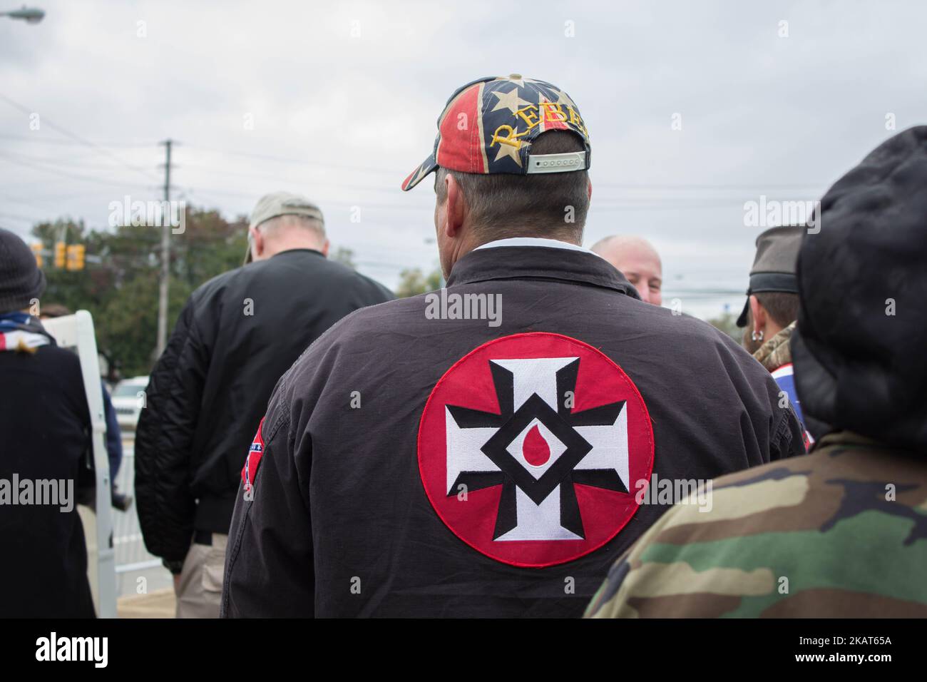 (171027) -- Shelbyville, 27. Oktober 2017 -- Ein weißer Nationalist trägt einen Hut mit "Rebellen" während einer Kundgebung der Weißen Leben in Shelbyville, Tennessee, USA, am 27. Oktober 2017. (Foto von Emily Molli/NurPhoto) Stockfoto
