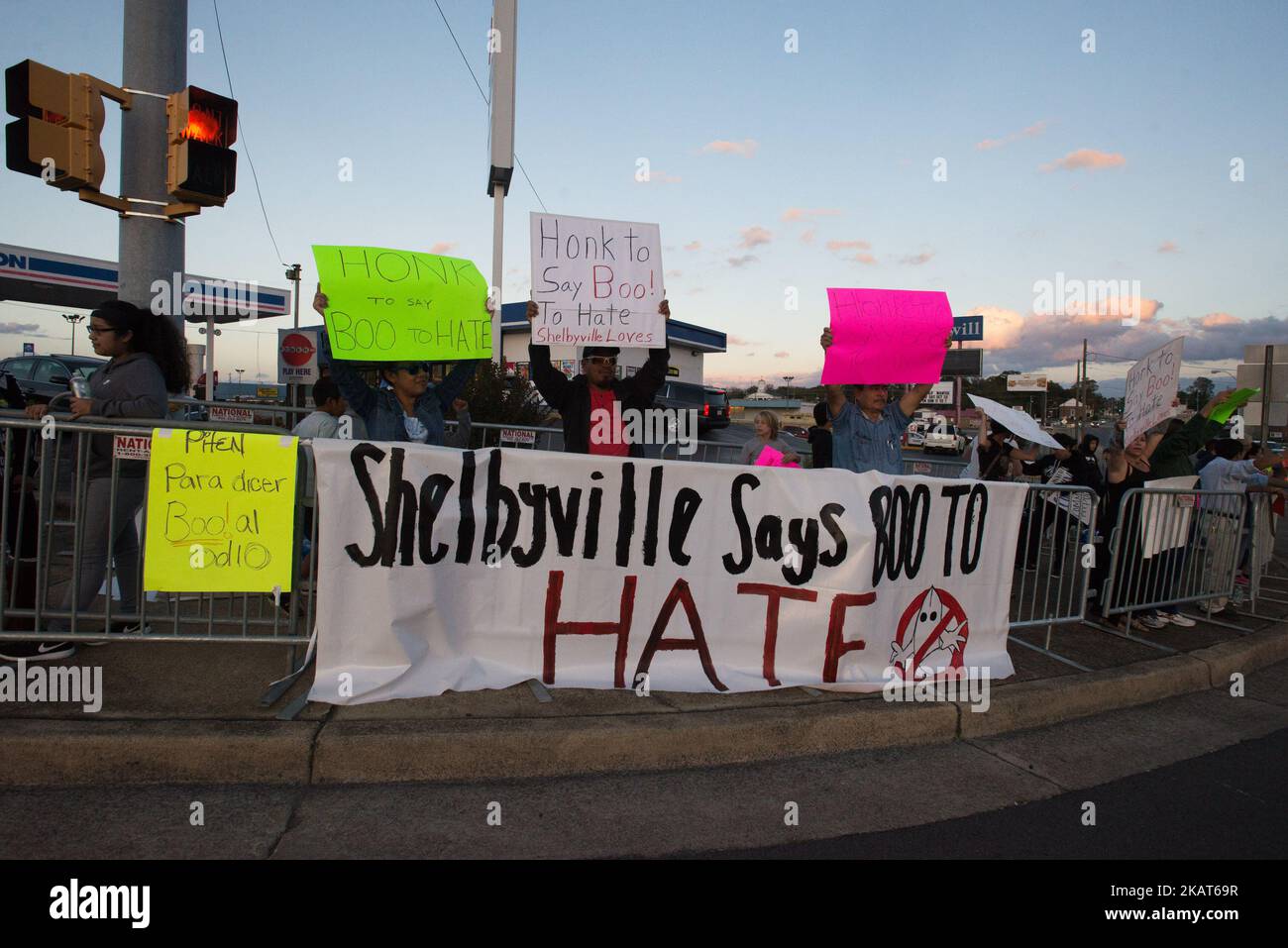 Am 27. Oktober 2017, einen Tag bevor sich weiße nationalistische Gruppen in Tennessee zu Kundgebungen zu „White Lives Matter“ versammeln, rufen die Bewohner von Shelbyville, Tennessee, Illinois, USA, dazu auf, „Boo to Hate“ zu sagen. (Foto von Zach D Roberts/NurPhoto) Stockfoto