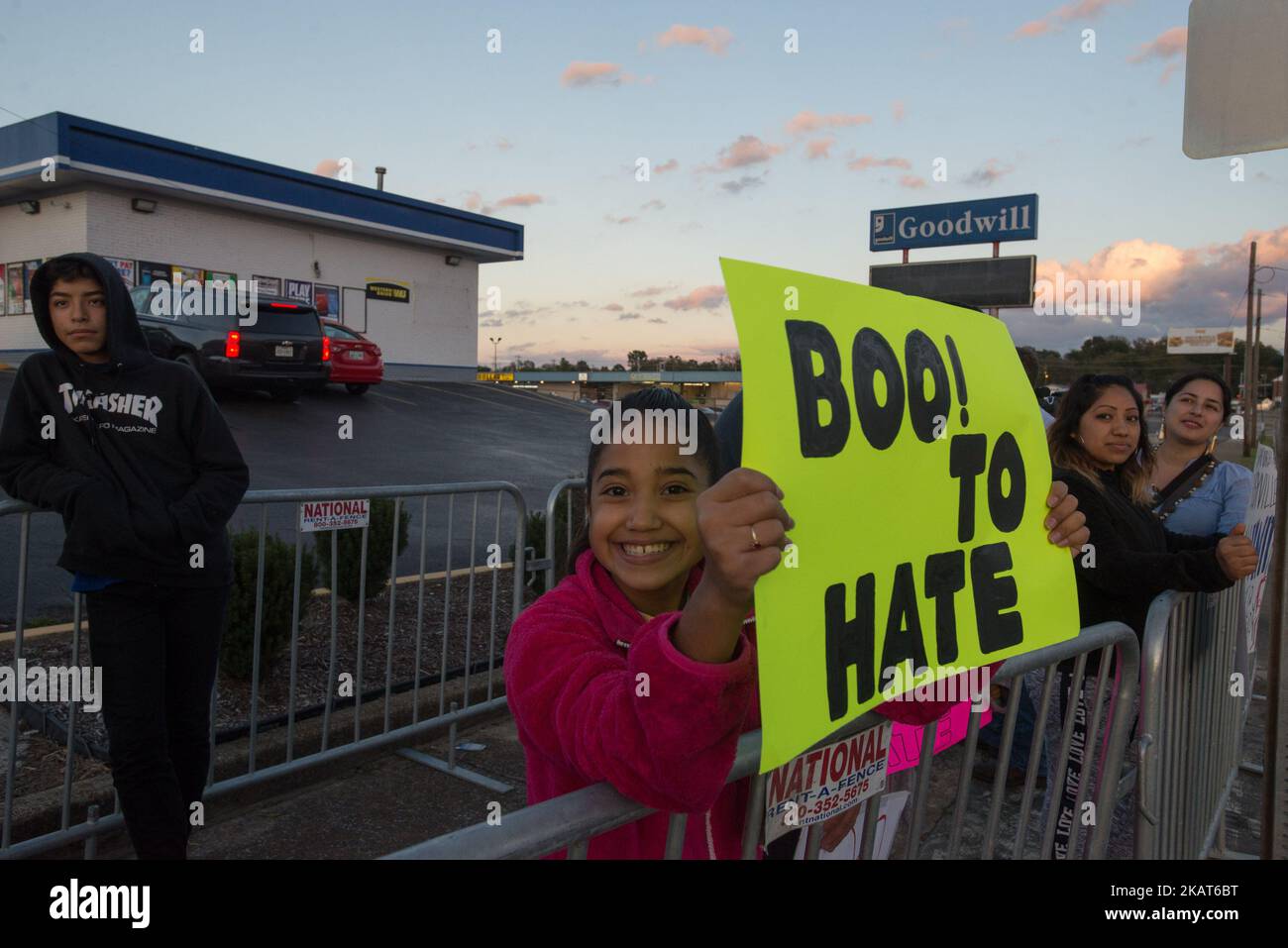 Am 27. Oktober 2017, einen Tag bevor sich weiße nationalistische Gruppen in Tennessee zu Kundgebungen zu „White Lives Matter“ versammeln, rufen die Bewohner von Shelbyville, Tennessee, Illinois, USA, dazu auf, „Boo to Hate“ zu sagen. (Foto von Zach D Roberts/NurPhoto) Stockfoto