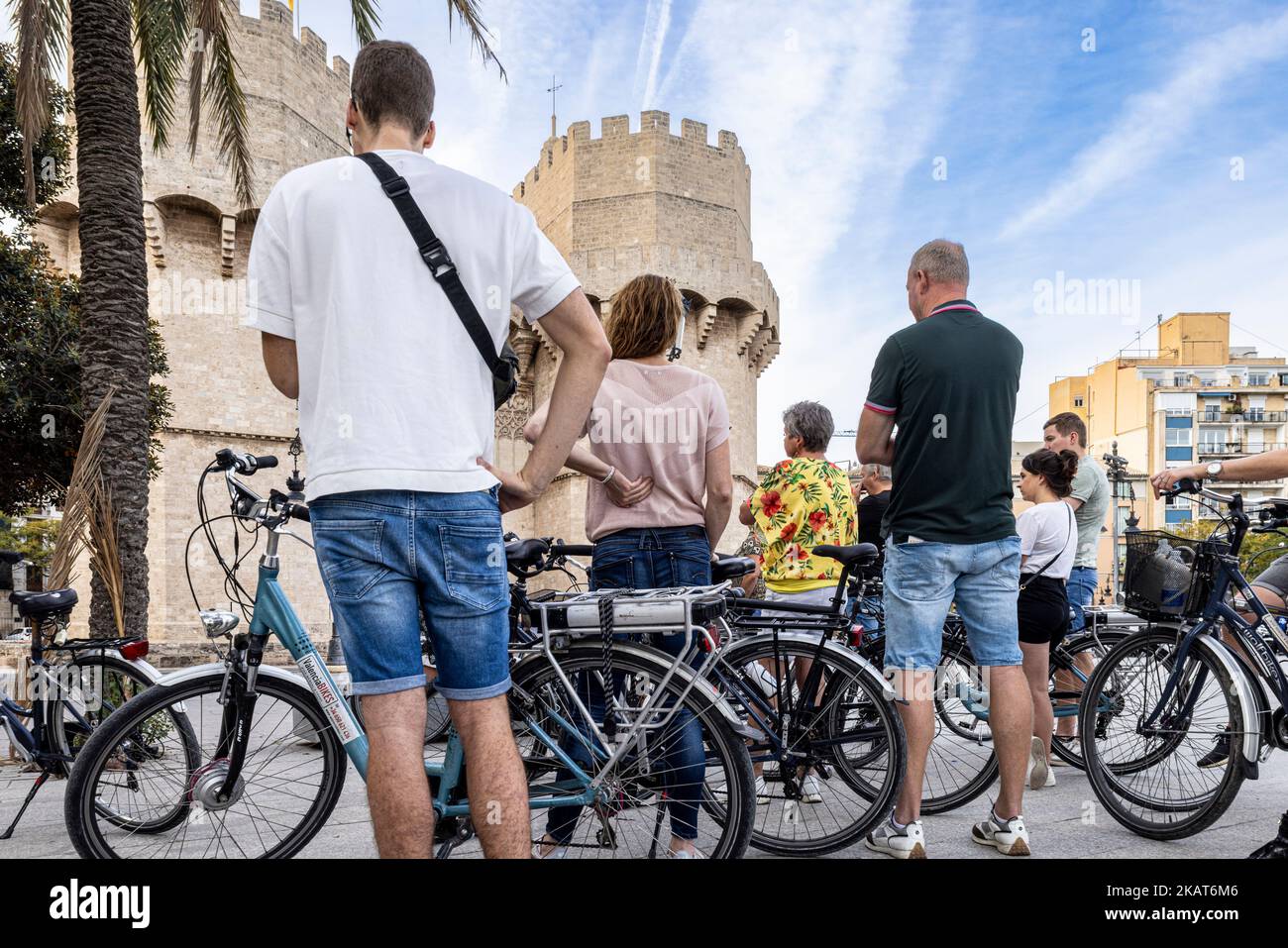 Fahrradtour Gruppe von Besuchern in Torres de Serranos, Porta de Serrans, Valencia, Spanien Stockfoto