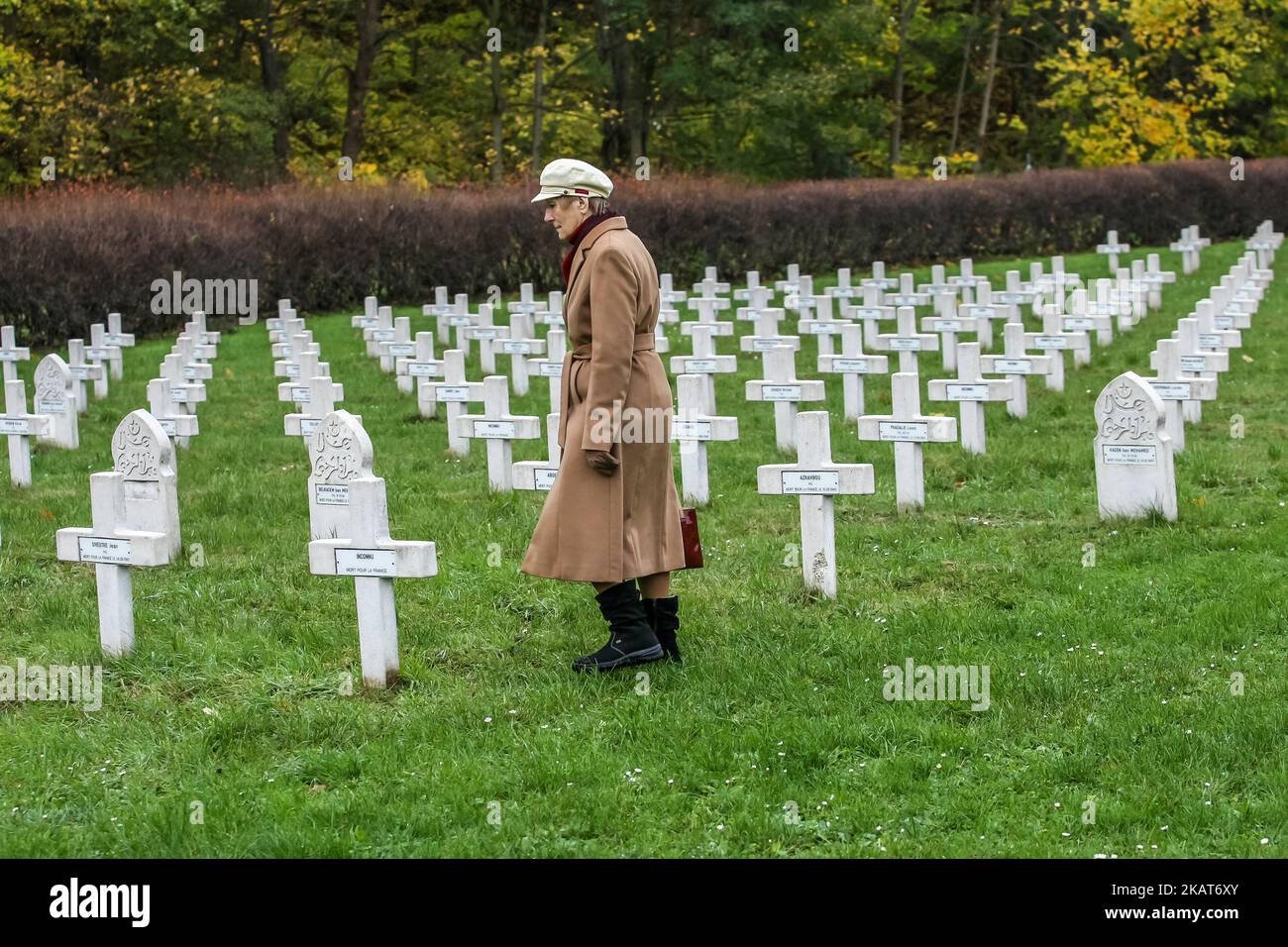 Eine allgemeine Ansicht des französischen Militärfriedhofs in Danzig, Polen, ist am 1. November 2017 zu sehen.Menschen ehren die verstorbenen französischen Soldaten anlässlich des Allerheiligen-Tages (Wszystkich Swieych. Auf dem Friedhof befinden sich 1152 Leichen, darunter 329, die nicht identifiziert wurden. Darunter befinden sich Kriegsgefangene, Widerstandskämpfer oder politische Deportierte, Rekruten des Pflichtarbeitsdienstes, Elsässer, die gewaltsam in die deutsche Armee eingeschrieben sind, sowie Flüchtlinge, die aus den Gefangenenlagern geflohen waren und mit dem polnischen Widerstand kämpften. (Foto von Michal Fludra/NurPhoto) Stockfoto