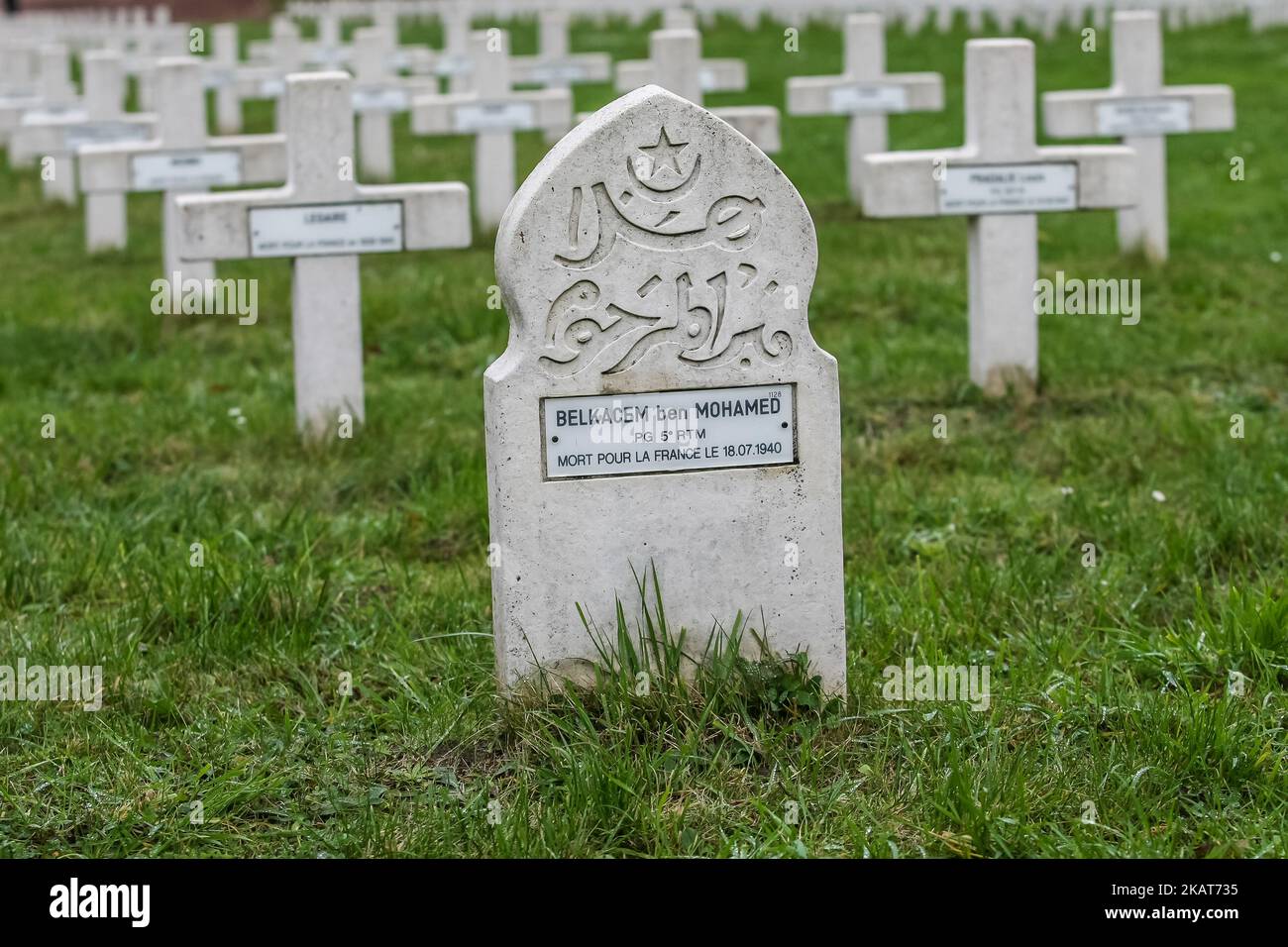 Eine allgemeine Ansicht des französischen Militärfriedhofs in Danzig, Polen, ist am 1. November 2017 zu sehen.Menschen ehren die verstorbenen französischen Soldaten anlässlich des Allerheiligen-Tages (Wszystkich Swieych. Auf dem Friedhof befinden sich 1152 Leichen, darunter 329, die nicht identifiziert wurden. Darunter befinden sich Kriegsgefangene, Widerstandskämpfer oder politische Deportierte, Rekruten des Pflichtarbeitsdienstes, Elsässer, die gewaltsam in die deutsche Armee eingeschrieben sind, sowie Flüchtlinge, die aus den Gefangenenlagern geflohen waren und mit dem polnischen Widerstand kämpften. (Foto von Michal Fludra/NurPhoto) Stockfoto