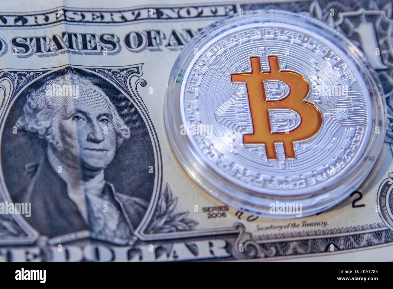 Bitcoin-Kryptowährung symbolische Münze ist auf dieser Abbildung in Danzig, Polen, am 1. November 2017 vor einer US-Dollar-Note zu sehen. Der Bitcoin-Preis überschritt die Barriere von 6.500 und 6.600 USD an einem Tag und erreichte am 1. November ein neues Rekordhoch, nachdem die US-amerikanische Börse CME sagte, dass sie in diesem Quartal Bitcoin-Futures-Kontrakte einführen würde, vorbehaltlich der behördlichen Genehmigung. (Foto von Michal Fludra/NurPhoto) Stockfoto