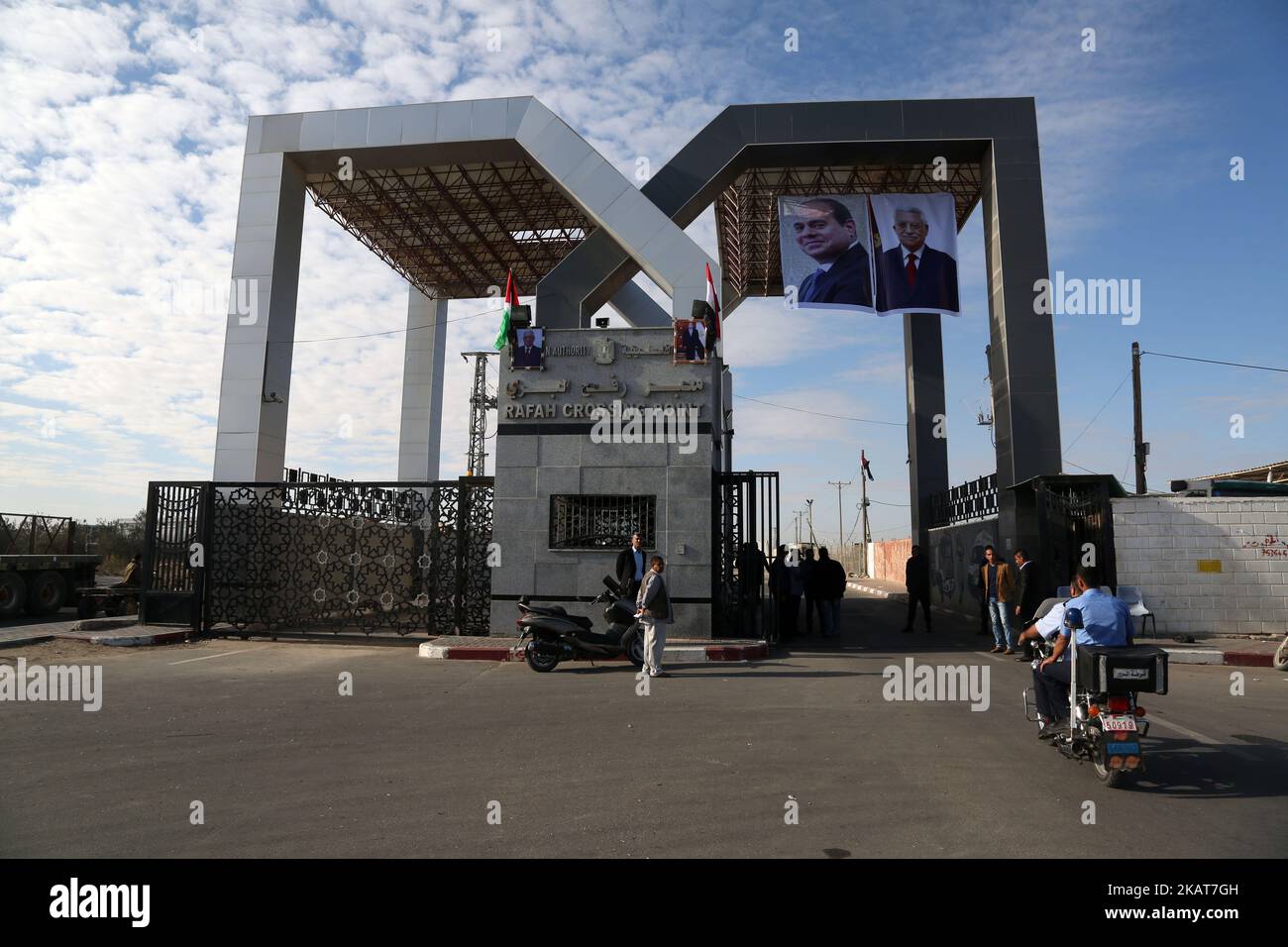 Am 1. November 2017 hängen Porträts des ägyptischen Präsidenten Abdel Fattah al-Sisi und des palästinensischen Führers Mahmud Abbas am Grenzübergang Rafah mit Ägypten. Die Hamas übergab heute die Kontrolle über die Grenze des Gazastreifens zu Ägypten an die Palästinensische Autonomiebehörde, ein erster wichtiger Test für ein im vergangenen Monat beschlossene Versöhnungsabkommen (Foto: Majdi Fathi/NurPhoto) Stockfoto