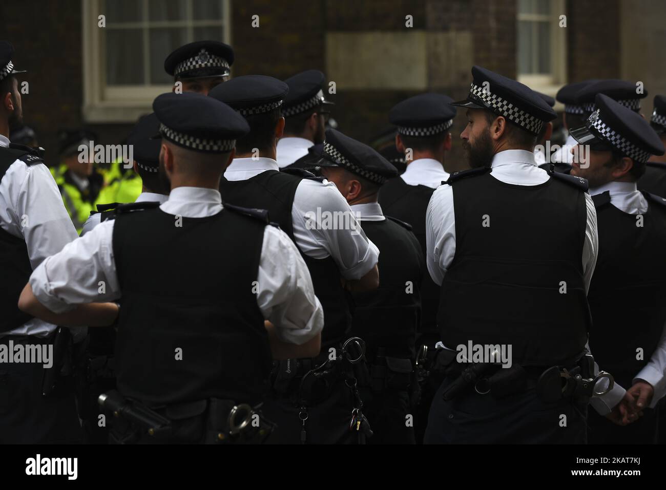 In der Downing Street wird eine massive Entsendung von Polizeibeamten beobachtet, während sich London darauf vorbereitet, Israels Premierminister Benjamin Netanjahu am 2. November 2017 in London willkommen zu heißen. (Foto von Alberto Pezzali/NurPhoto) Stockfoto