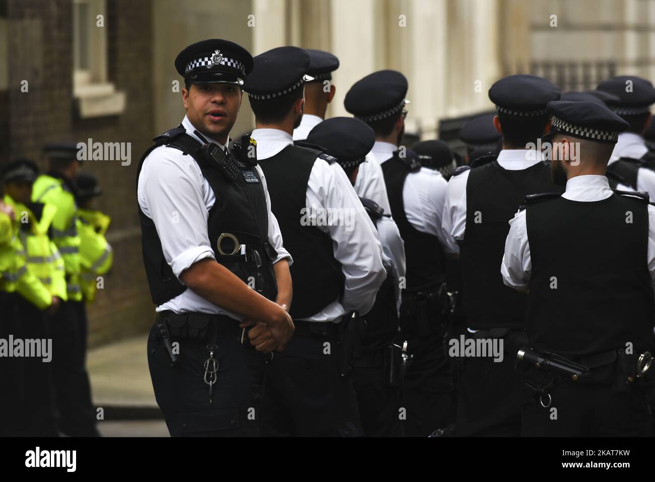 In der Downing Street wird eine massive Entsendung von Polizeibeamten beobachtet, während sich London darauf vorbereitet, Israels Premierminister Benjamin Netanjahu am 2. November 2017 in London willkommen zu heißen. (Foto von Alberto Pezzali/NurPhoto) Stockfoto