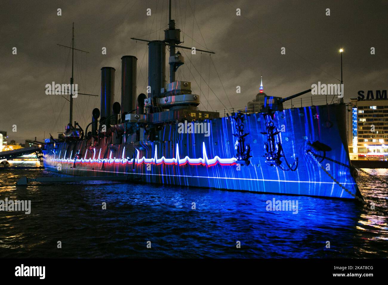 Das Lichterfest zum 100-jährigen Jubiläum der großen Oktoberrevolution in Russland. An den Wänden der Eremitage Museum und der Cruiser Aurora wurde Szenen aus der Geschichte Russlands projiziert 1917 Jahr. Sankt Petersburg, Russland am 4. November 2017. (Foto von Valya Egorshin/NurPhoto) Stockfoto