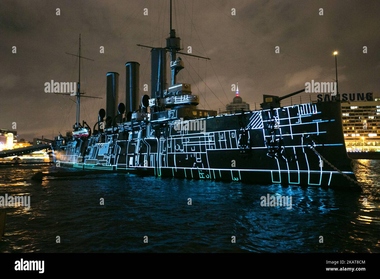 Das Lichterfest zum 100-jährigen Jubiläum der großen Oktoberrevolution in Russland. An den Wänden der Eremitage Museum und der Cruiser Aurora wurde Szenen aus der Geschichte Russlands projiziert 1917 Jahr. Sankt Petersburg, Russland am 4. November 2017. (Foto von Valya Egorshin/NurPhoto) Stockfoto