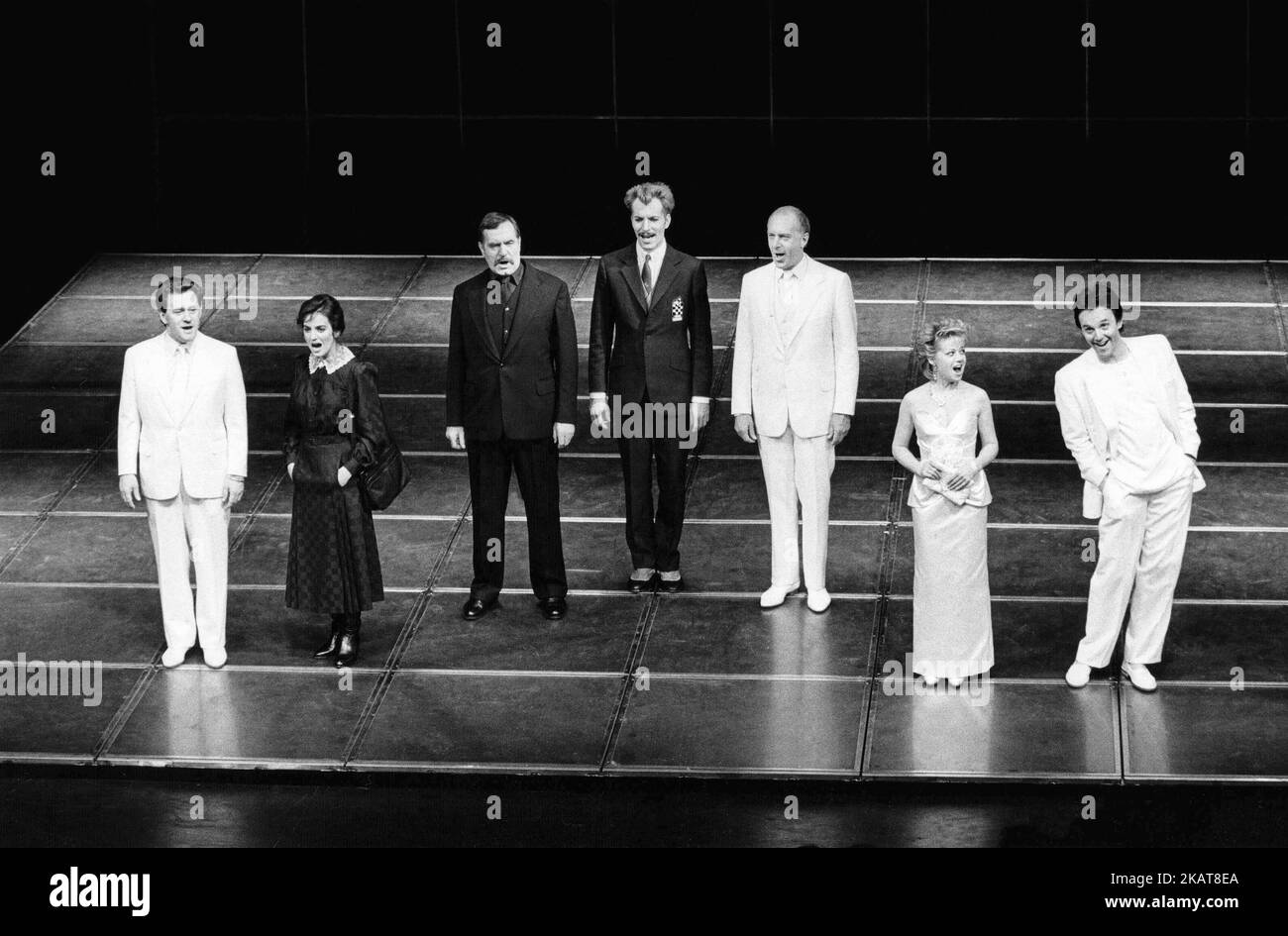 l-r: Tommy Korberg (Anatoly Sergievsky), Siobhan McCarthy (Svetlana Sergievsky), John Turner (Alexander Molokov), Tom Jobe (The Arbiter), Kevin Colson (Walter de Courcey), Elaine Paige (Florence Vassy), Murray Head (Frederick Trumper) in SCHACH im Prince Edward Theater, London W1 14/05/1986 Musik: Benny Andersson Texte: Bjorn Ulvaeus & Tim Ris Buch: Tim Ris Bühnenbild: Robin Wagner Kostüme: Theoni V Aldredge Beleuchtung: David Hersey Choreograph: Molly Molloy Regie: Trevor Nunn Stockfoto