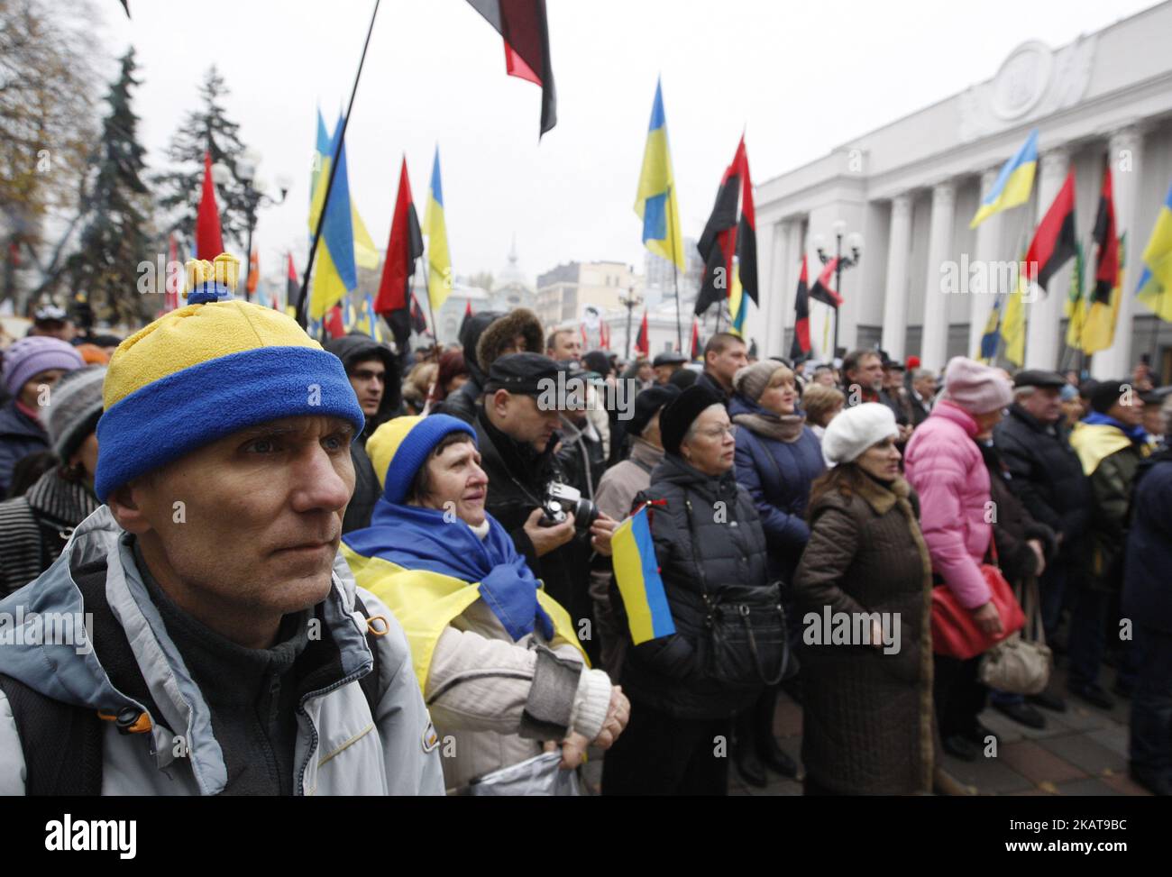 Menschen nehmen an einer Kundgebung in der Nähe von Werchowna Rada in Kiew, Ukraine, am 7. November 2017 Teil. Aktivisten bauten nach einer großen Kundgebung ein Zeltlager vor dem Parlament auf, um von den Gesetzgebern zu fordern, den Gesetzentwurf über sofortige politische Reformen wie die Schaffung eines Antikorruptionsgerichts, die Ablehnung der Unverletzlichkeit eines Abgeordneten und die Änderung der Wahlgesetze anzunehmen. (Foto von NurPhoto) Stockfoto
