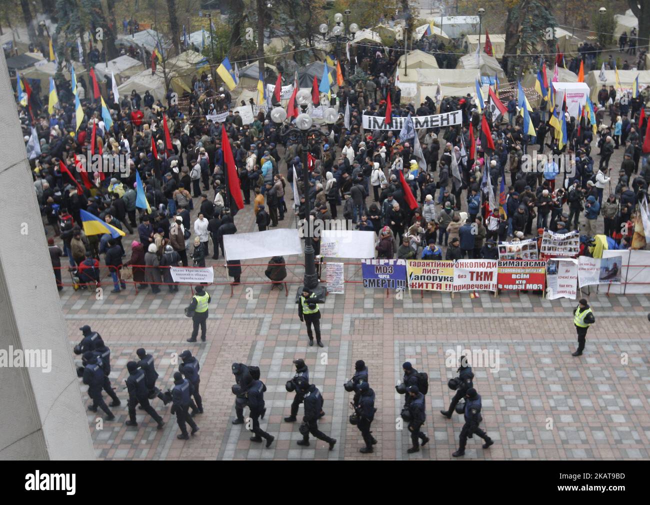 Menschen nehmen an einer Kundgebung in der Nähe von Werchowna Rada in Kiew, Ukraine, am 7. November 2017 Teil. Aktivisten bauten nach einer großen Kundgebung ein Zeltlager vor dem Parlament auf, um von den Gesetzgebern zu fordern, den Gesetzentwurf über sofortige politische Reformen wie die Schaffung eines Antikorruptionsgerichts, die Ablehnung der Unverletzlichkeit eines Abgeordneten und die Änderung der Wahlgesetze anzunehmen. (Foto von NurPhoto) Stockfoto