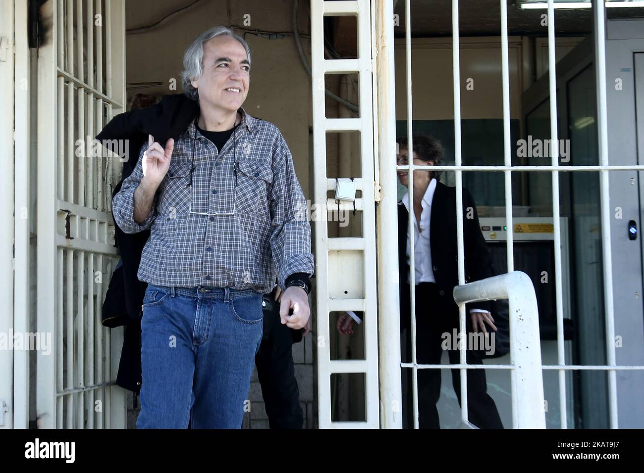 Dimitris Koufodinas verlässt das Gefängnis Korydallos nach 15 Jahren Haft am 9. November 2017 für einen zweitägigen Urlaub in Athen, Griechenland. Koufodinas, der als Chef der Operationen der Terrorgruppe vom 17. November identifiziert wurde, verbüßt wegen seiner Beteiligung an 11 Morden fortlaufende lebenslange Haftstrafen im Gefängnis Korydallos. (Foto von Panayotis Tzamaros/NurPhoto) Stockfoto