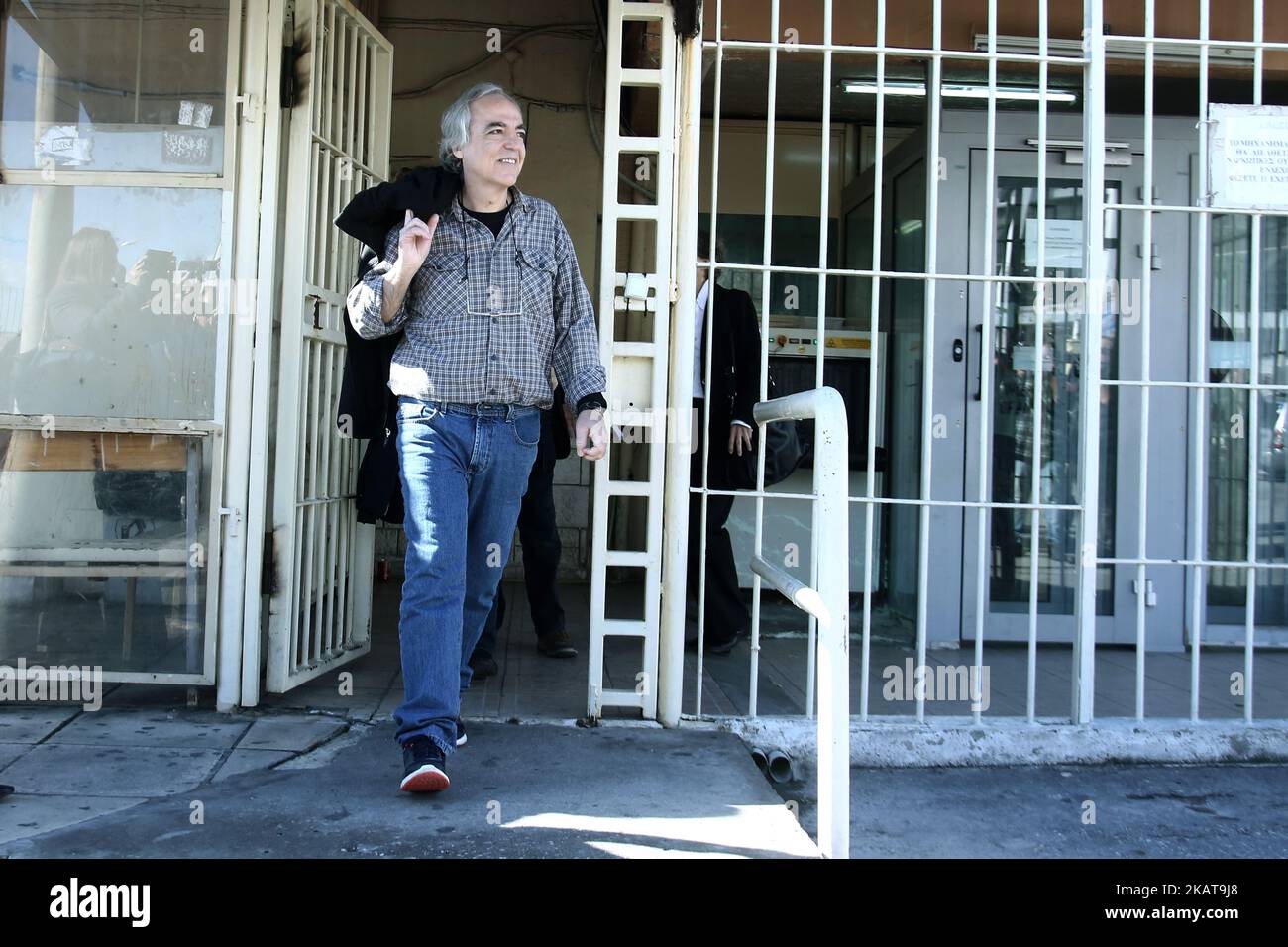 Dimitris Koufodinas verlässt das Gefängnis Korydallos nach 15 Jahren Haft am 9. November 2017 für einen zweitägigen Urlaub in Athen, Griechenland. Koufodinas, der als Chef der Operationen der Terrorgruppe vom 17. November identifiziert wurde, verbüßt wegen seiner Beteiligung an 11 Morden fortlaufende lebenslange Haftstrafen im Gefängnis Korydallos. (Foto von Panayotis Tzamaros/NurPhoto) Stockfoto