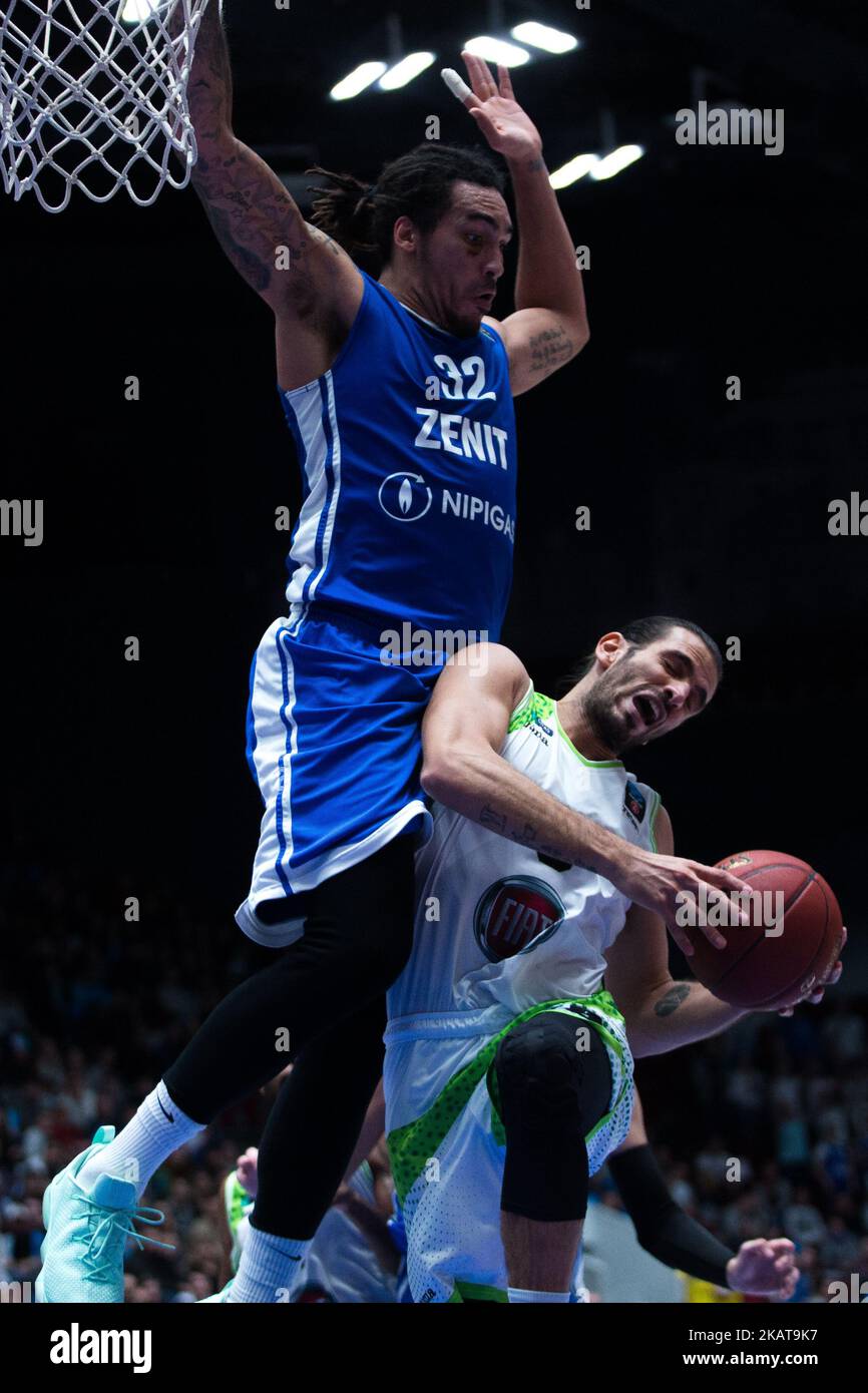 Drew Gordon von Zenit St. Petersburg (L) und Baris Ermis von Tofas Bursa wetteifern am 8. November 2017 im regulären Basketballspiel der EuroCup-Runde 5 zwischen Zenit St. Petersburg und Tofas Bursa im Yubileyny Sports Palace in St. Petersburg, Russland, um den Ball. (Foto von Igor Russak/NurPhoto) Stockfoto