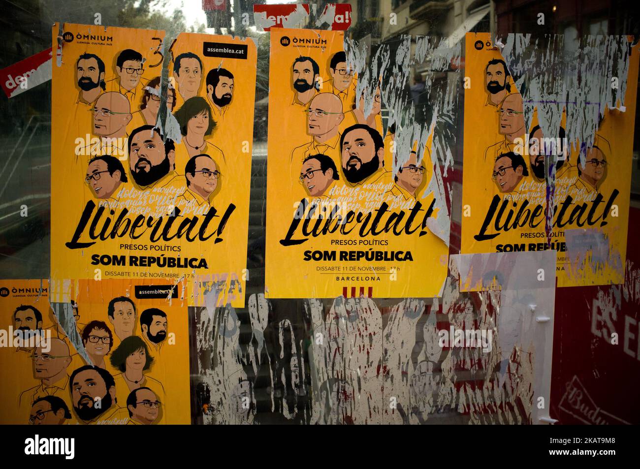 Plakate zur Unterstützung katalanischer politischer Gefangener in den Straßen von Barcelona, Spanien, am 8. November 2017. Katalanisches Territorium trat in Generalstreik gegen die Inhaftierung katalanischer Politiker der abgesetzten Regierung Kataloniens. (Foto von Jordi Boixareu/NurPhoto) Stockfoto