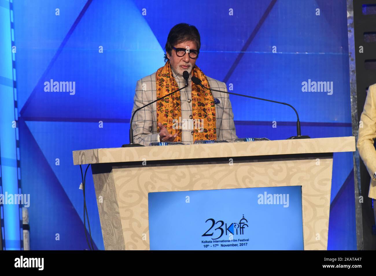 Bollywood-Schauspieler Amitabh Bachchan hält seine Rede bei der Eröffnung des Internationalen Filmfestivals Kalkutta 23. in Kalkutta, Indien (Foto: Debajyoti Chakraborty/NurPhoto) Stockfoto