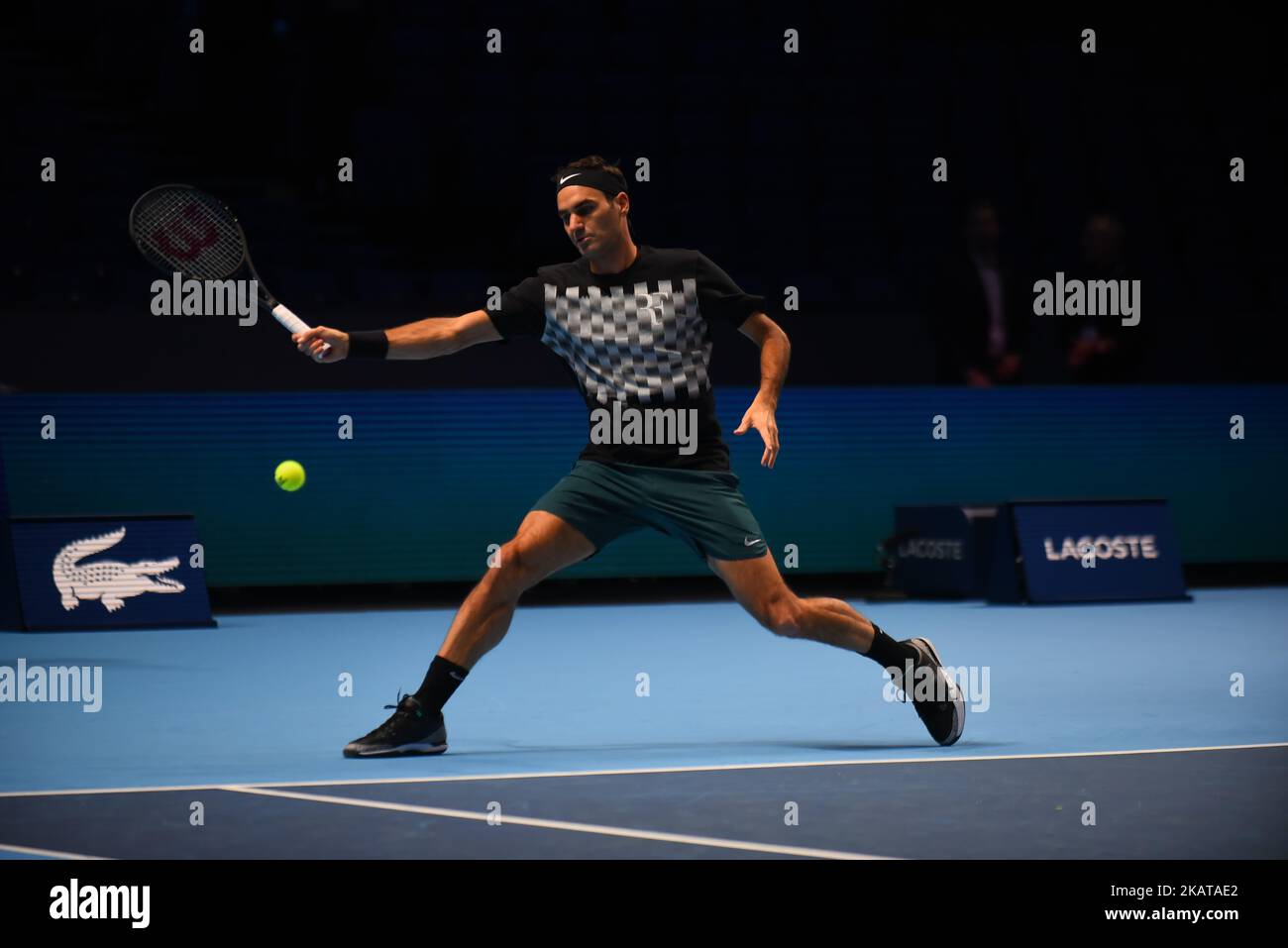 Roger Federer aus der Schweiz wird während eines Trainings vor den Nitto ATP World Tour Finals in der O2 Arena, London, am 10. November 2017 abgebildet. (Foto von Alberto Pezzali/NurPhoto) Stockfoto