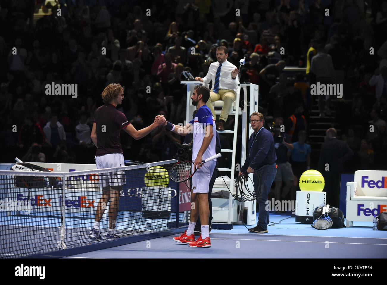 Alexander Zverev aus Deutschland und Marin Cilic aus Kroatien nach dem Nitto ATP World Tour Finale in der O2 Arena, London, Großbritannien am 12. November 2017. (Foto von Alberto Pezzali/NurPhoto) Stockfoto